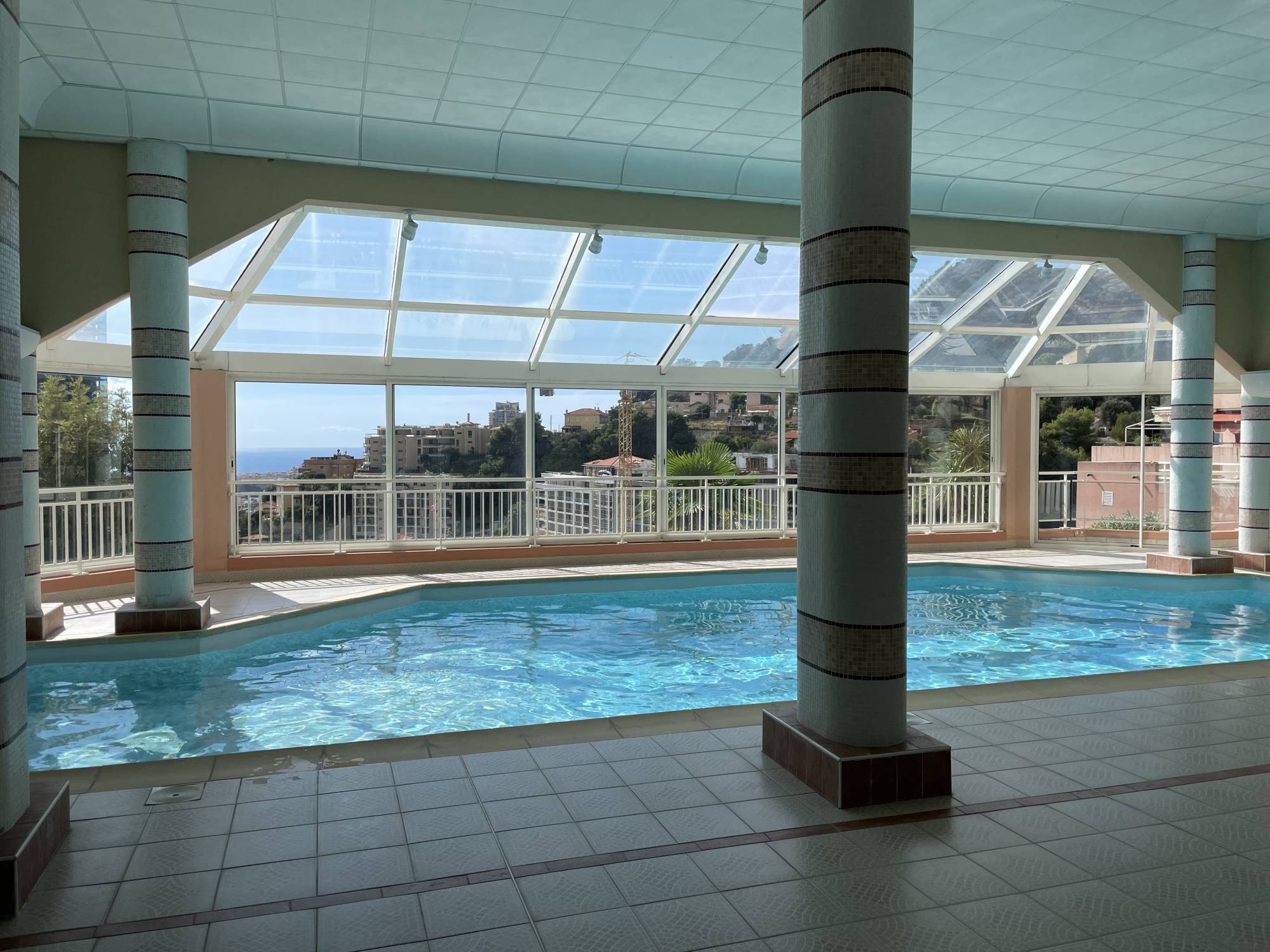 piscine A vendre appartement 2 pièces de 50 m² avec terrasse, place de parking privative et cave, magnifique vue mer  06240 Beausoleil
