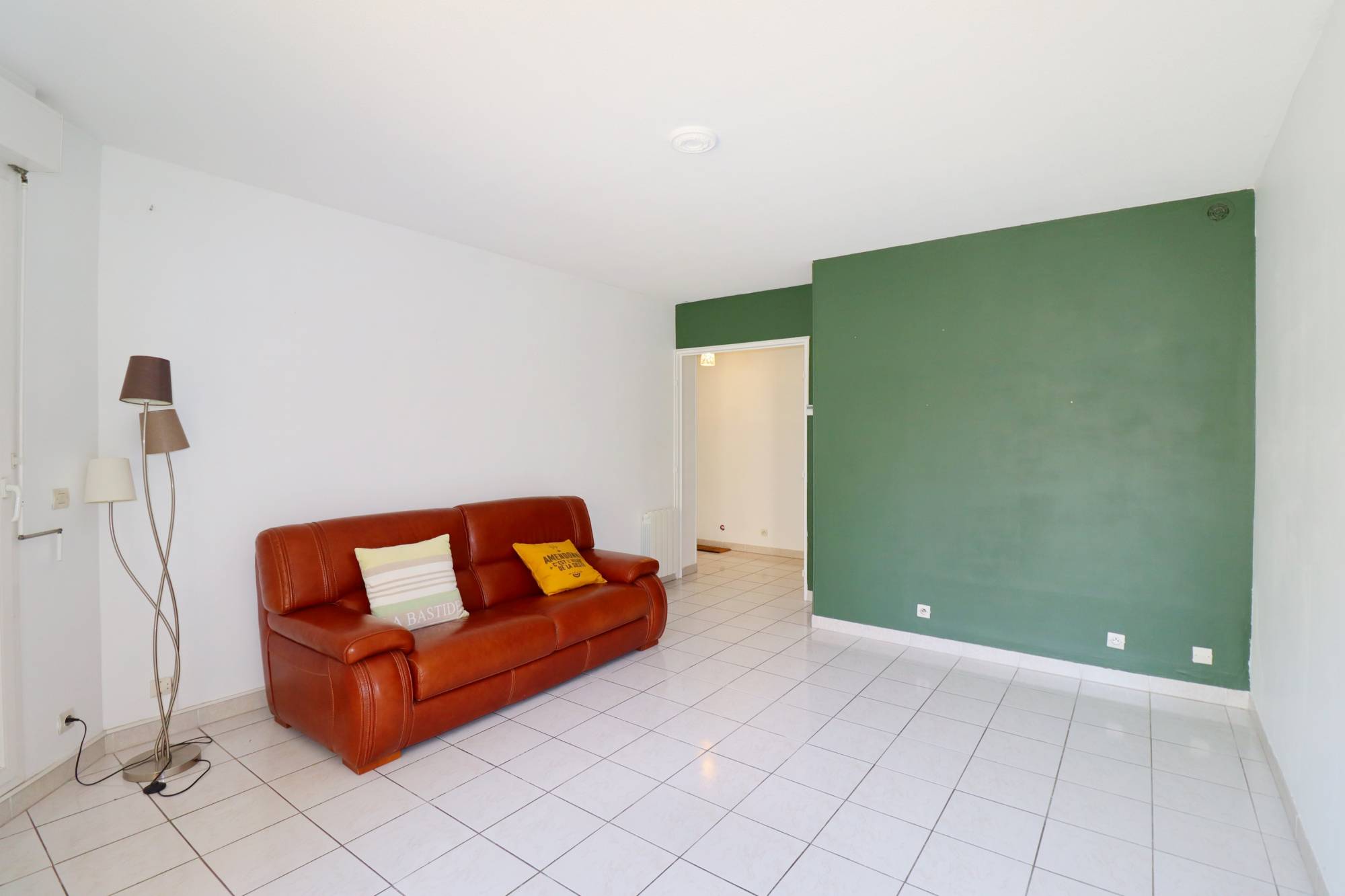 A vendre appartement 2 pièces de 47 m² avec terrasse en plein cœur du village de Saint Barnabé 13012 Marseille