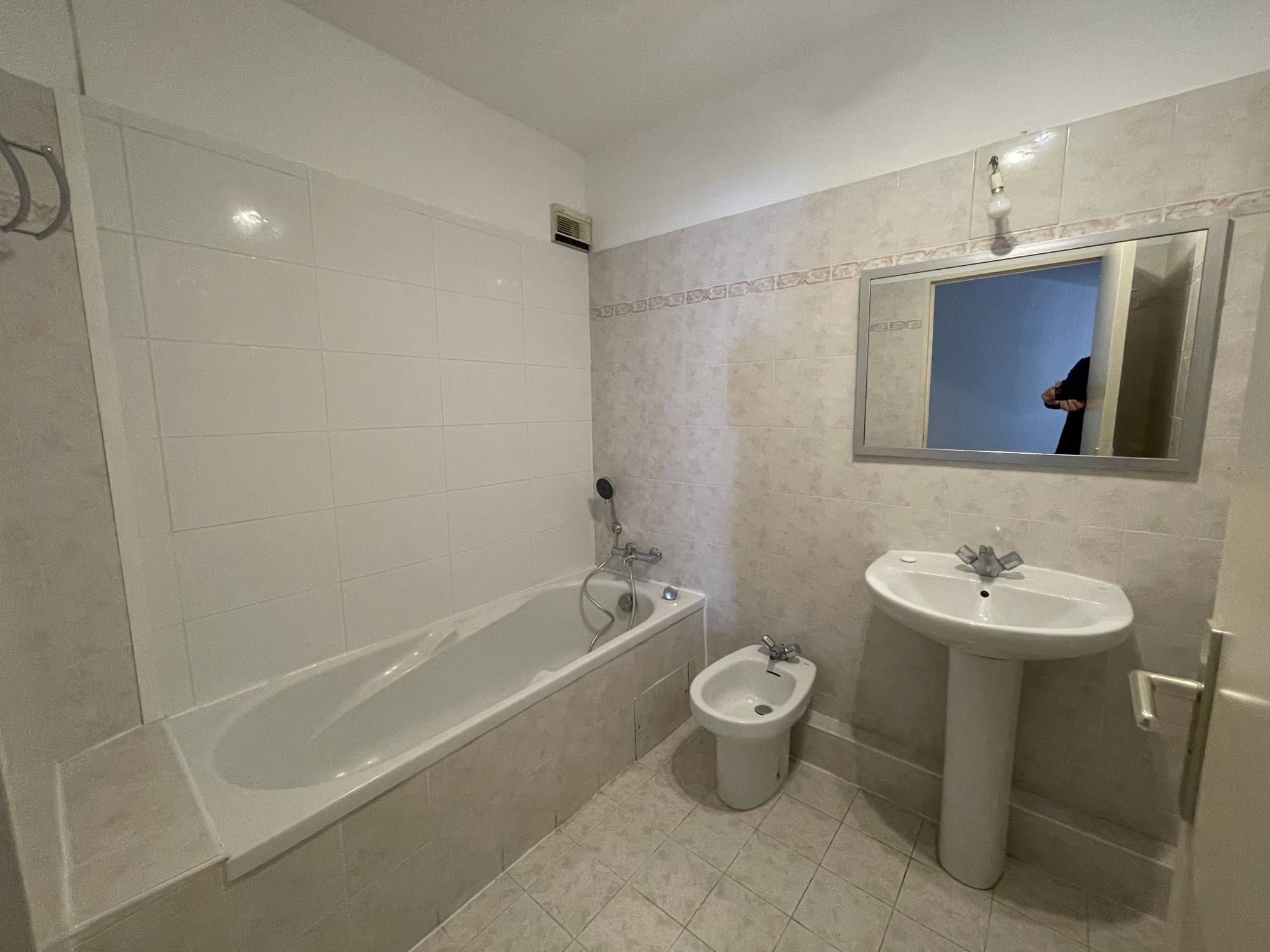 salle de bains A vendre appartement 2 pièces de 50 m² avec terrasse, place de parking privative et cave, magnifique vue mer  06240 Beausoleil