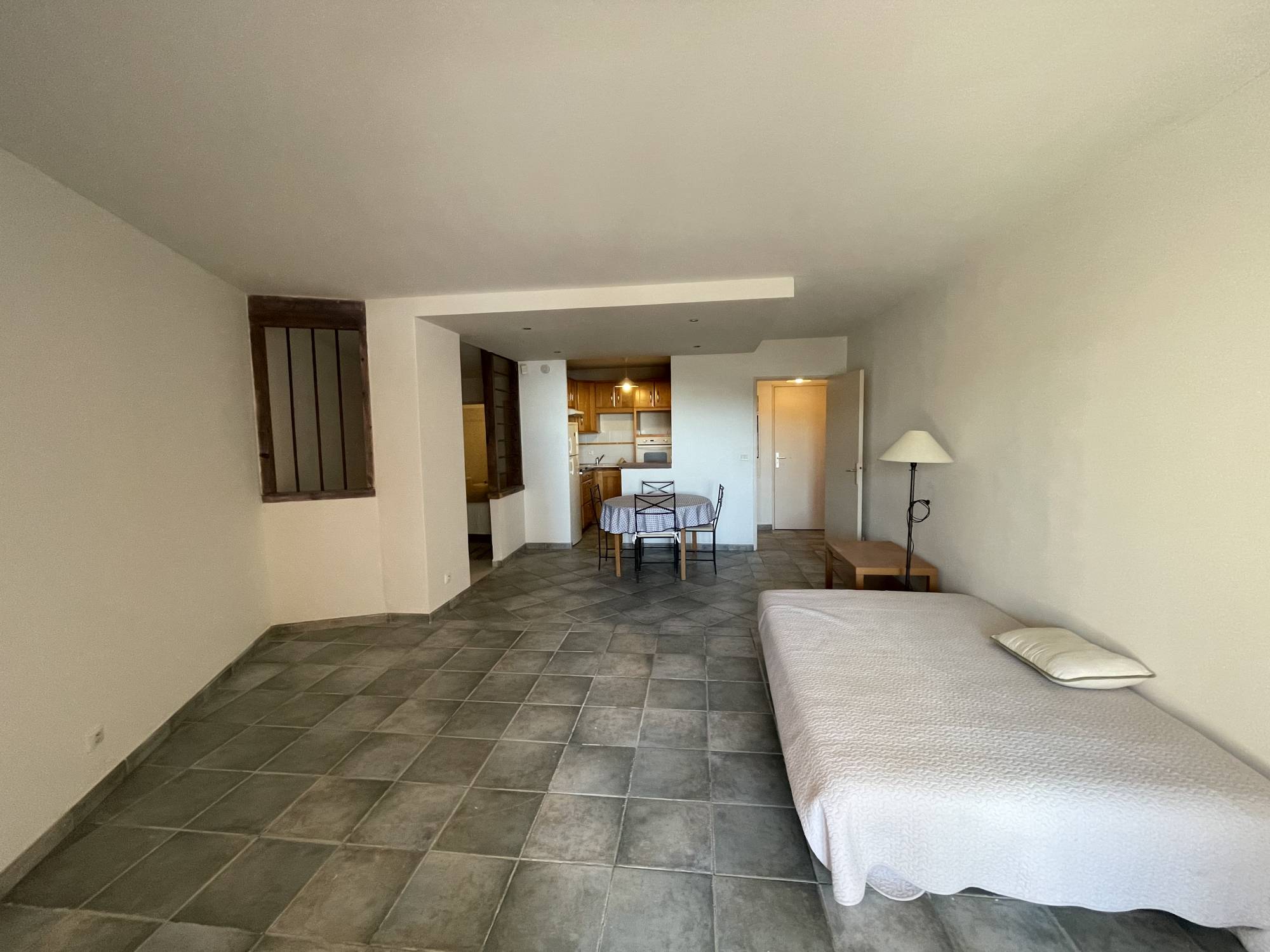 A vendre appartement 2 pièces de 50 m² avec terrasse, place de parking privative et cave, magnifique vue mer  06240 Beausoleil