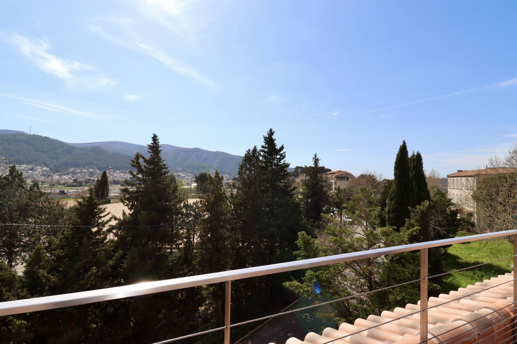 A la vente proche du village de la Valentine, un loft, un produit coup de coeur pour ce bien atypique pouvant faire office de bureaux 13011 Marseille