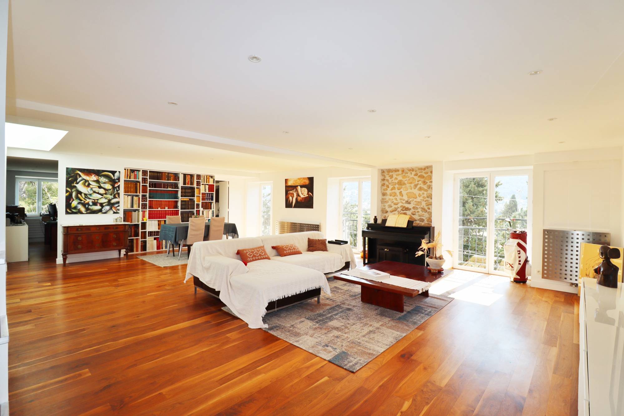 A la vente proche du village de la Valentine, un loft, un produit coup de coeur pour ce bien atypique pouvant faire office de bureaux 13011 Marseille