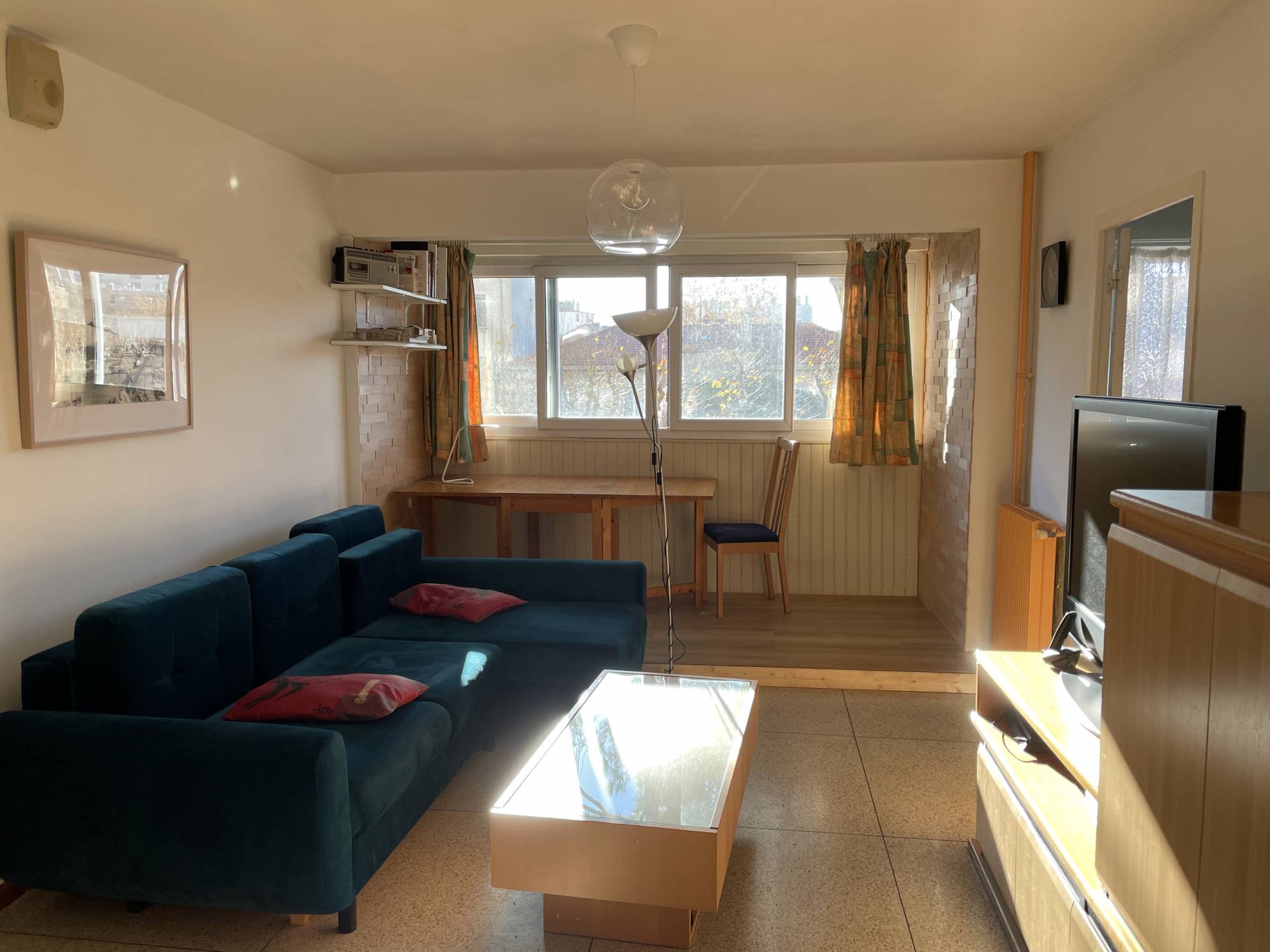 séjour lumineux A vendre appartement 4 pièces de 72 m² avec 3 chambres, place de parking privative et loggia Gare de la Blancarde / Saint Pierre 13005 Marseille