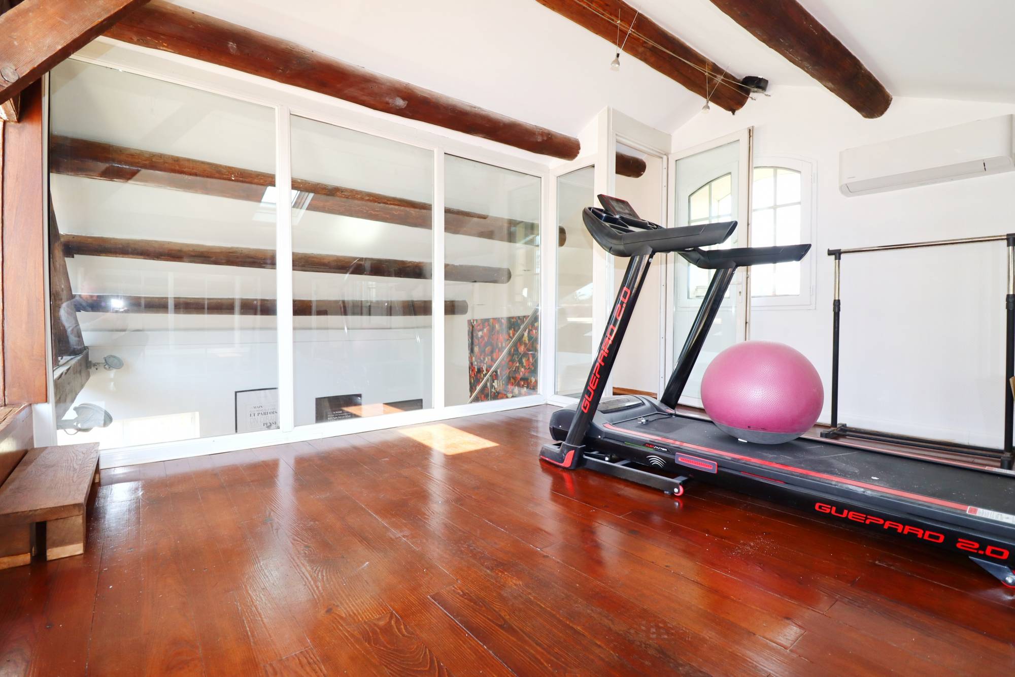 A la vente proche du village de la Valentine, un loft, un produit coup de coeur pour ce bien atypique pouvant faire office de bureaux 13011 Marseille