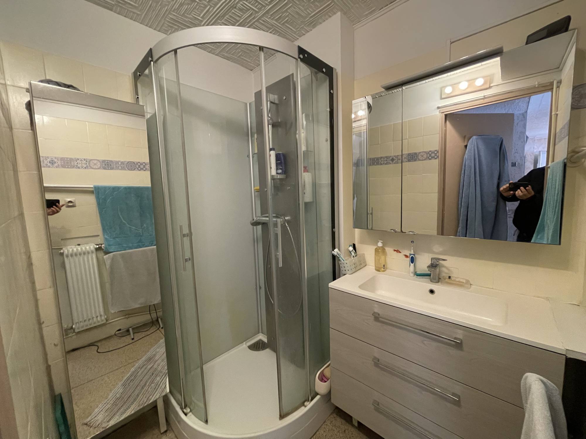 salle de douche A vendre appartement 4 pièces de 72 m² avec 3 chambres, place de parking privative et loggia Gare de la Blancarde / Saint Pierre 13005 Marseille