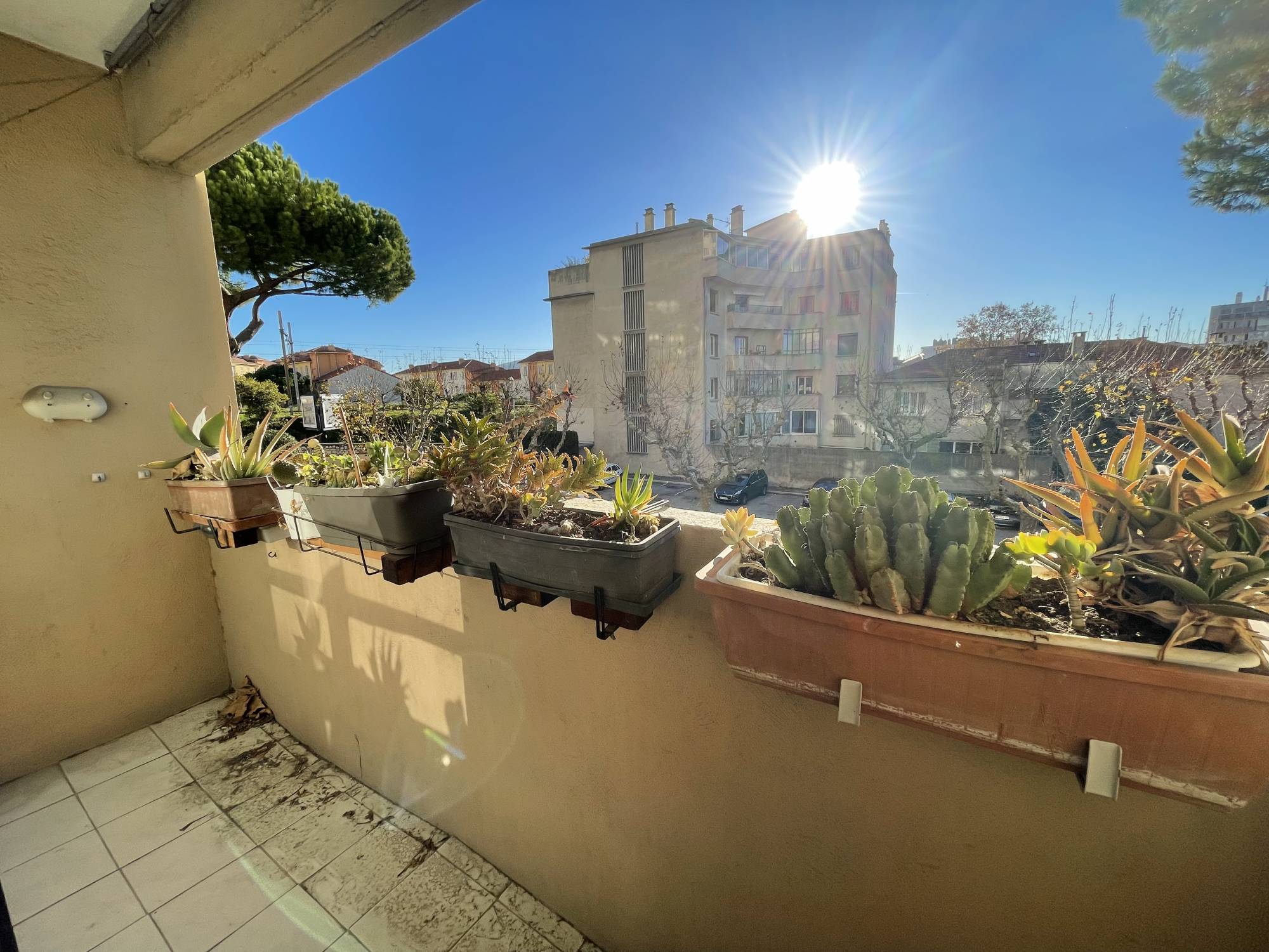 loggia A vendre appartement 4 pièces de 72 m² avec 3 chambres, place de parking privative et loggia Gare de la Blancarde / Saint Pierre 13005 Marseille