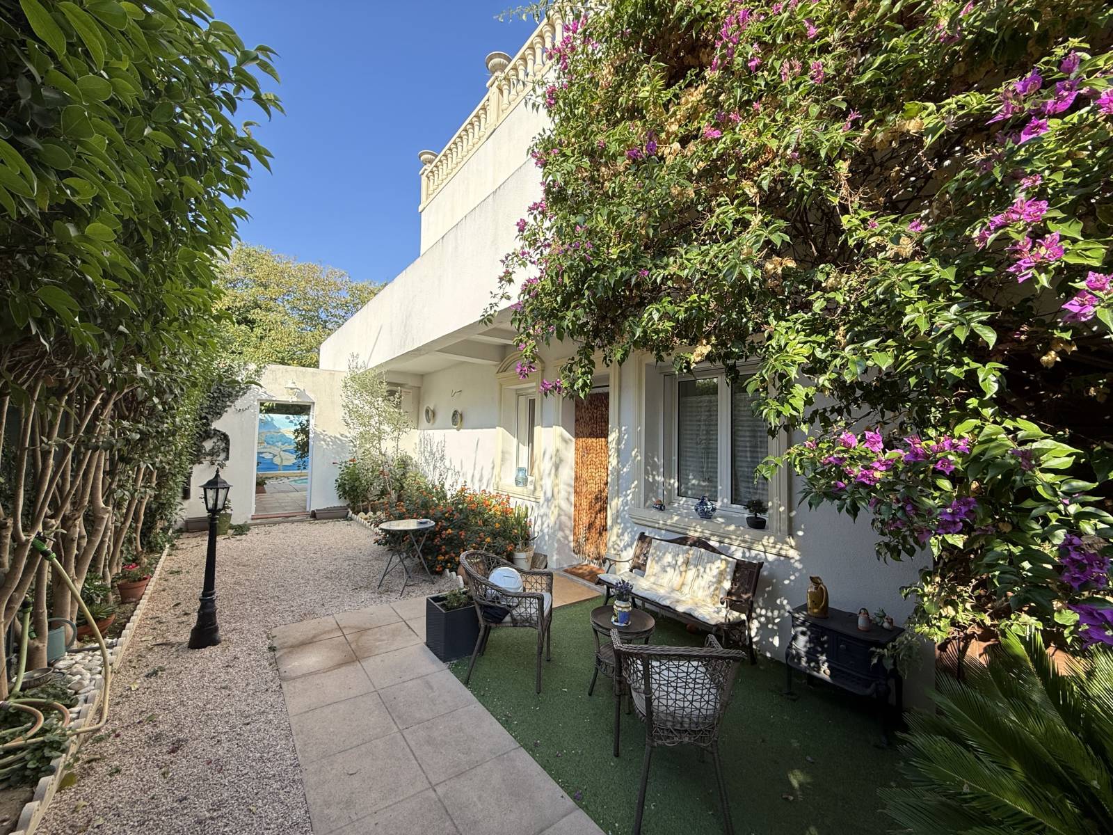 Rare à la vente - Bas de villa avec jardin, piscine et garage en plein coeur du village de Saint Barnabé 13012 Marseille