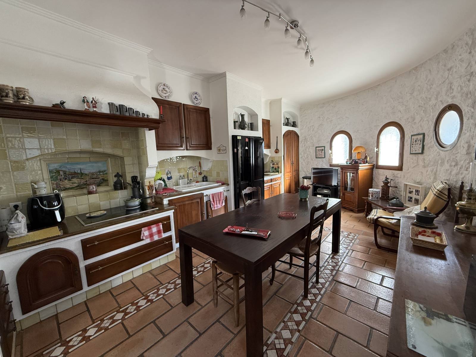 Rare à la vente - Bas de villa avec jardin, piscine et garage en plein coeur du village de Saint Barnabé 13012 Marseille