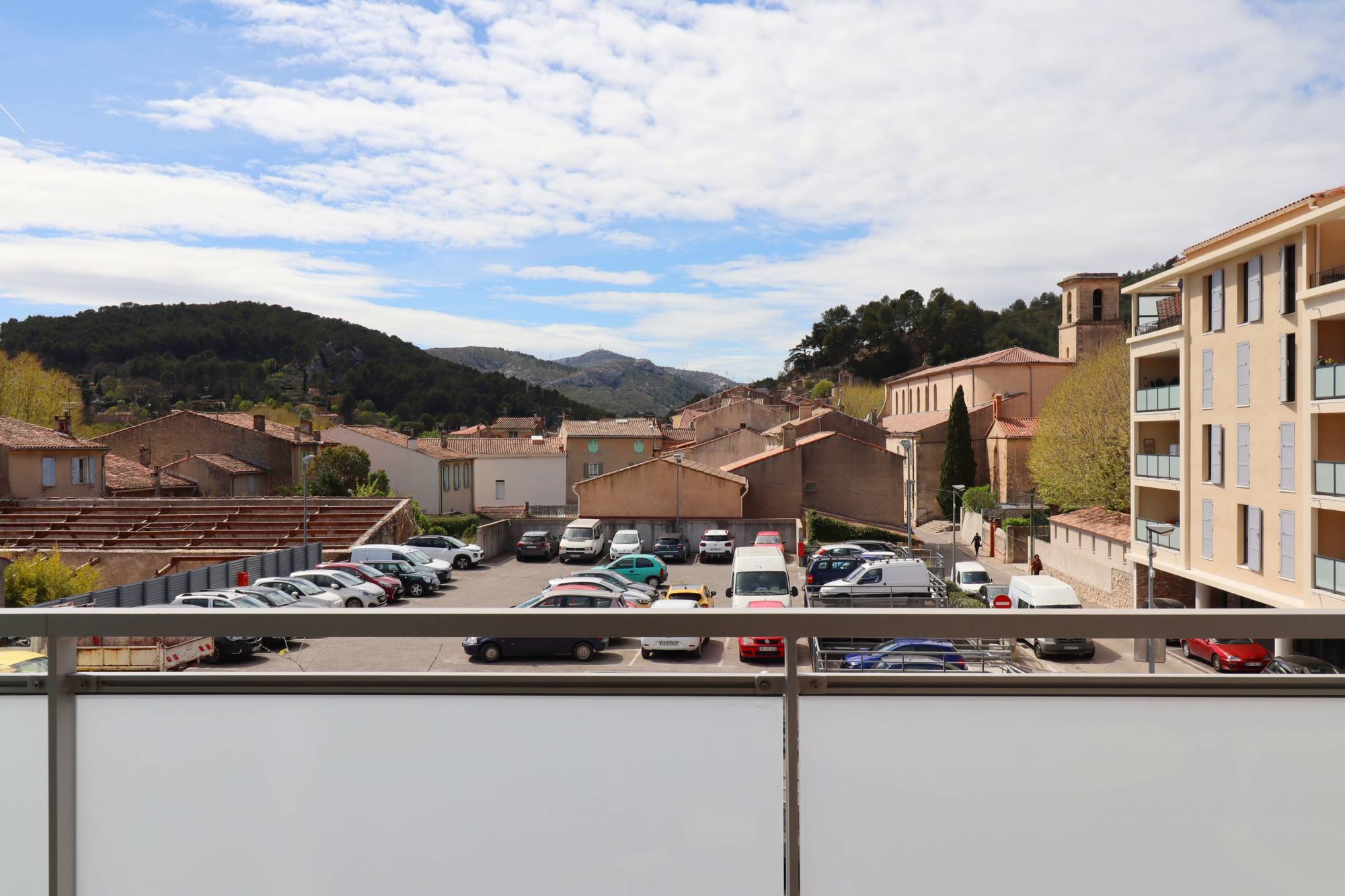 A la vente appartement 3 pièces avec terrasse vue dégagée et garage double 13390 Auriol