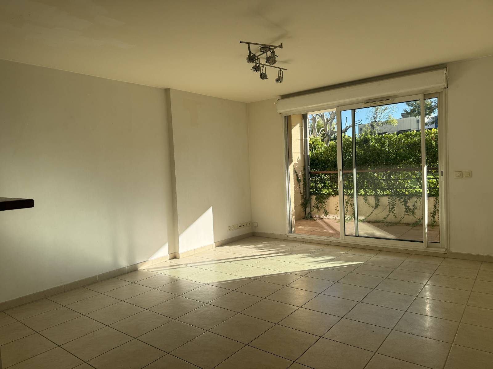 A la vente  dans résidence de standing appartement 3 pièces avec terrasse et place de parking Bois Luzy 13012 Marseille