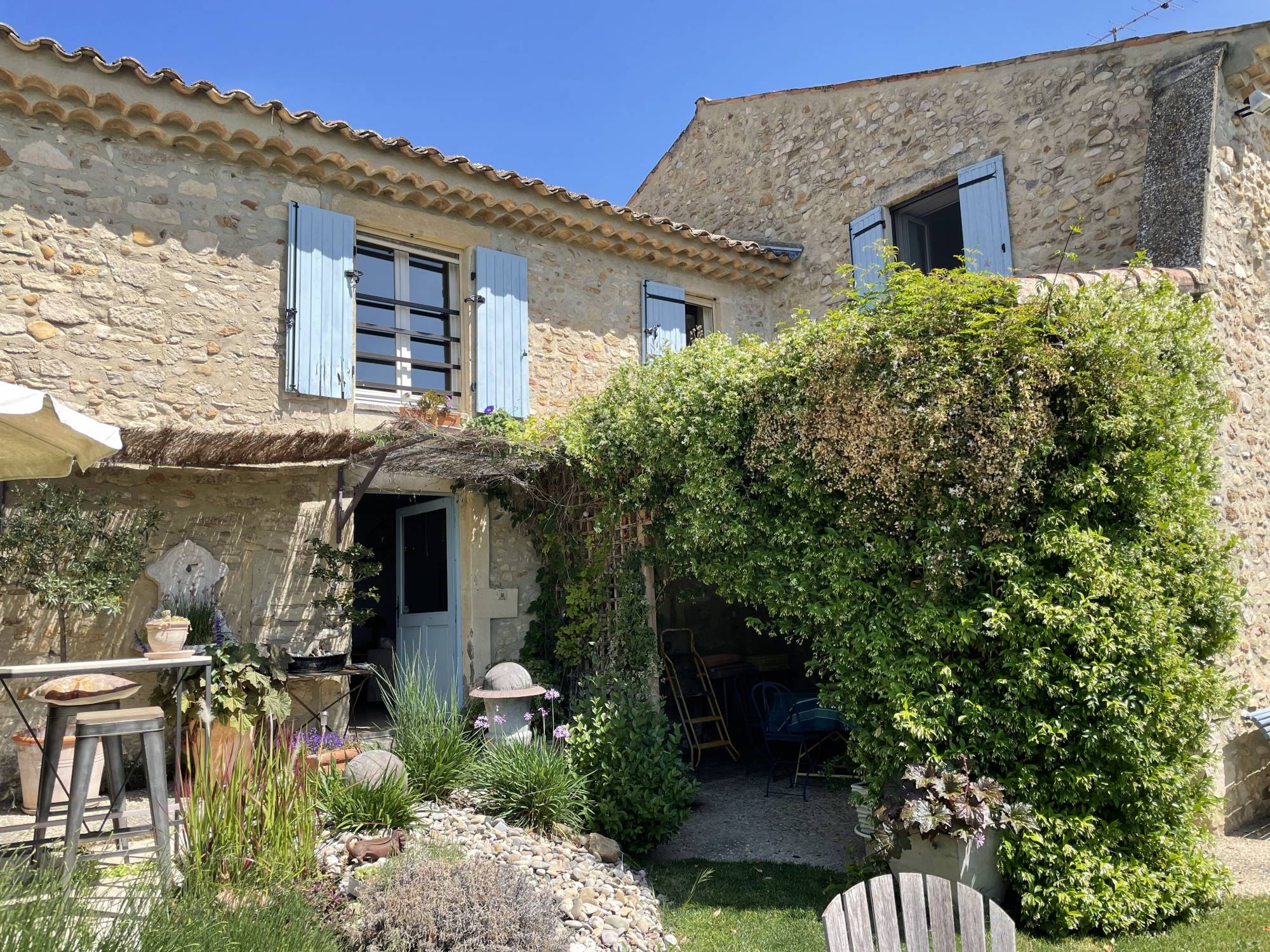 A vendre bastide en pierre d'environ 155 m² avec 4 chambres sur une parcelle de 884 m² 84820 VISAN