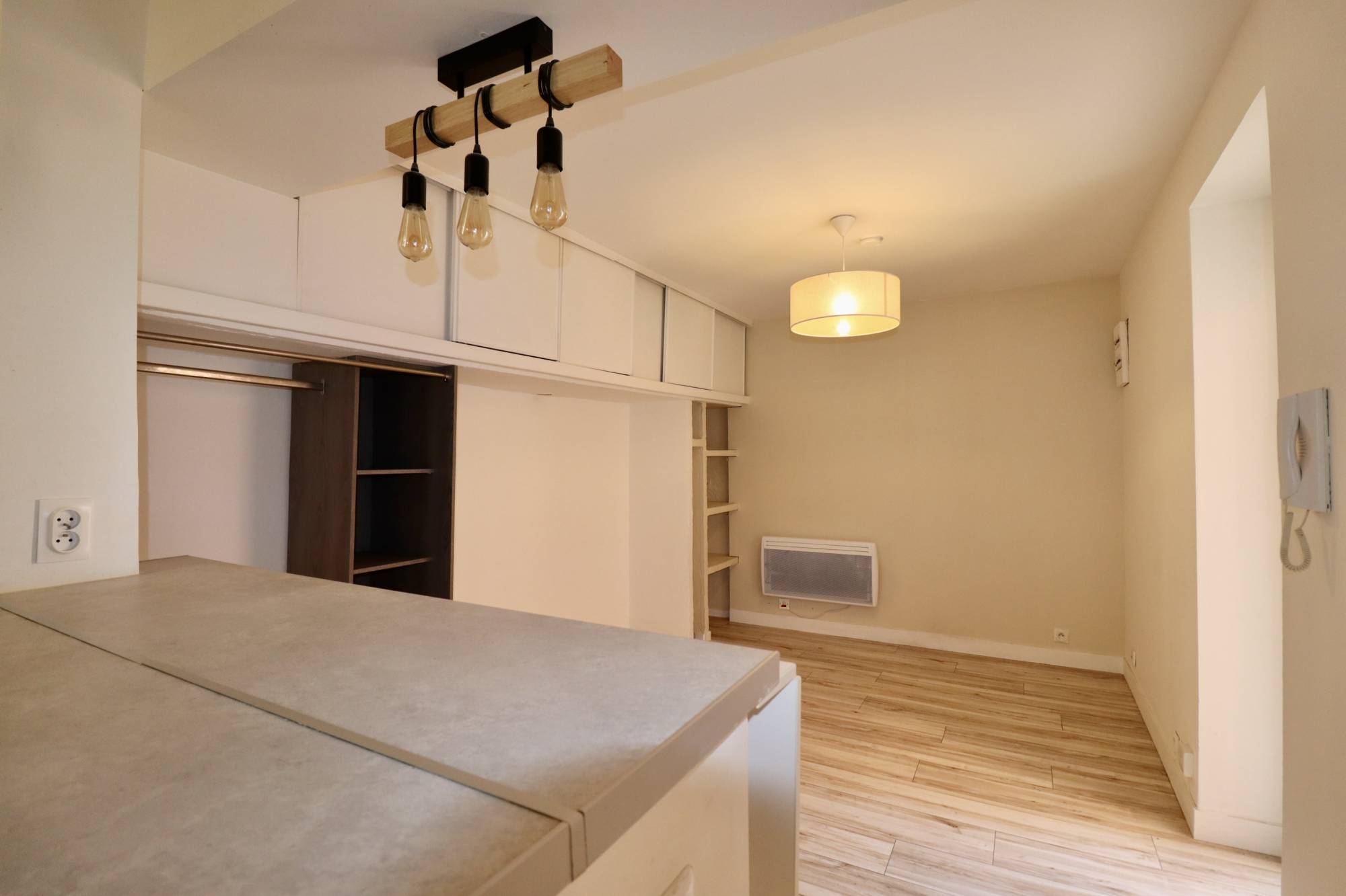 A vendre dans bel immeuble atypique dans le célèbre quartier du Panier appartement 2 pièces idéal pour un investissement locatif 13002 Marseille