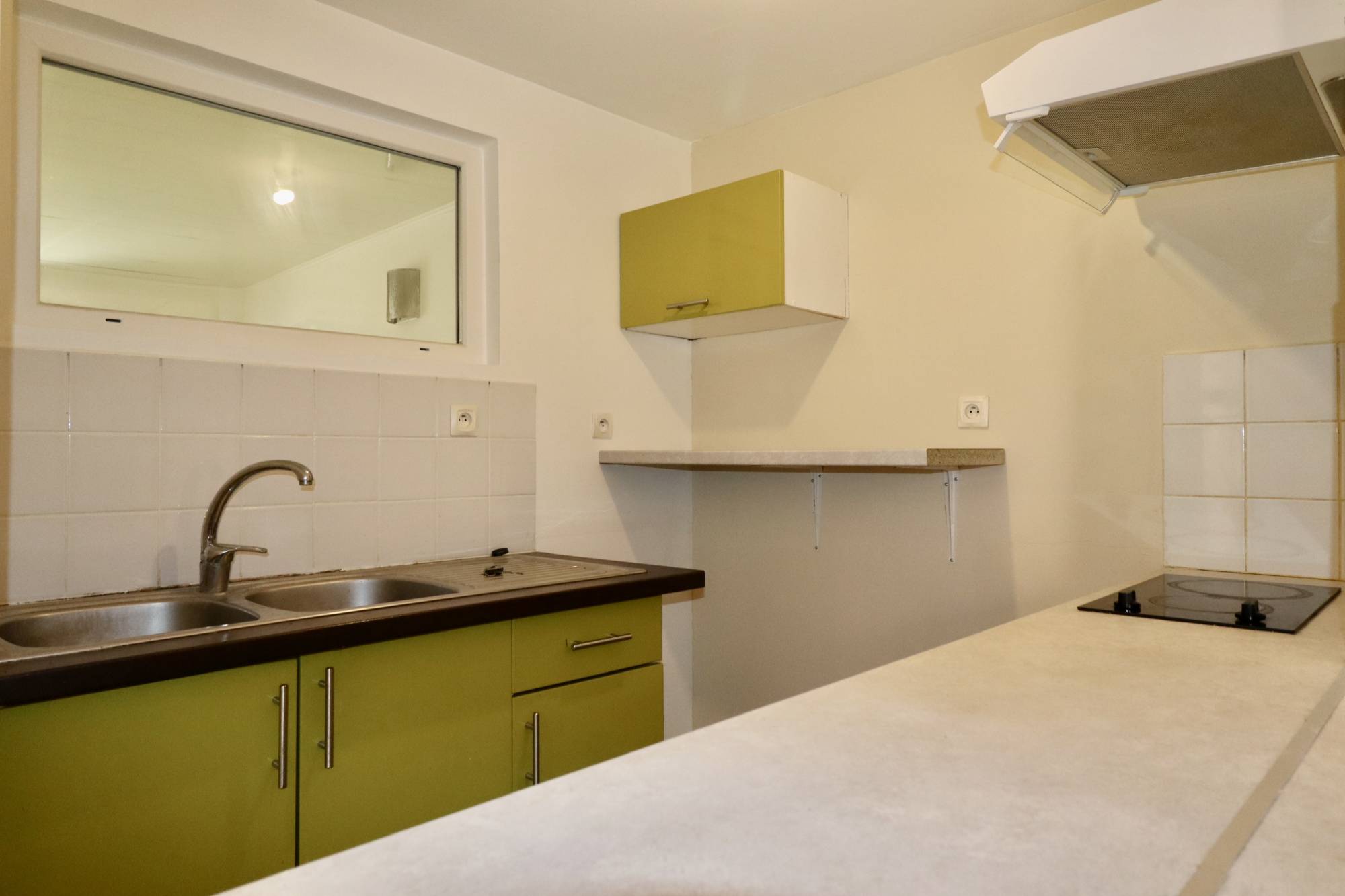 A vendre dans bel immeuble atypique dans le célèbre quartier du Panier appartement 2 pièces idéal pour un investissement locatif 13002 Marseille