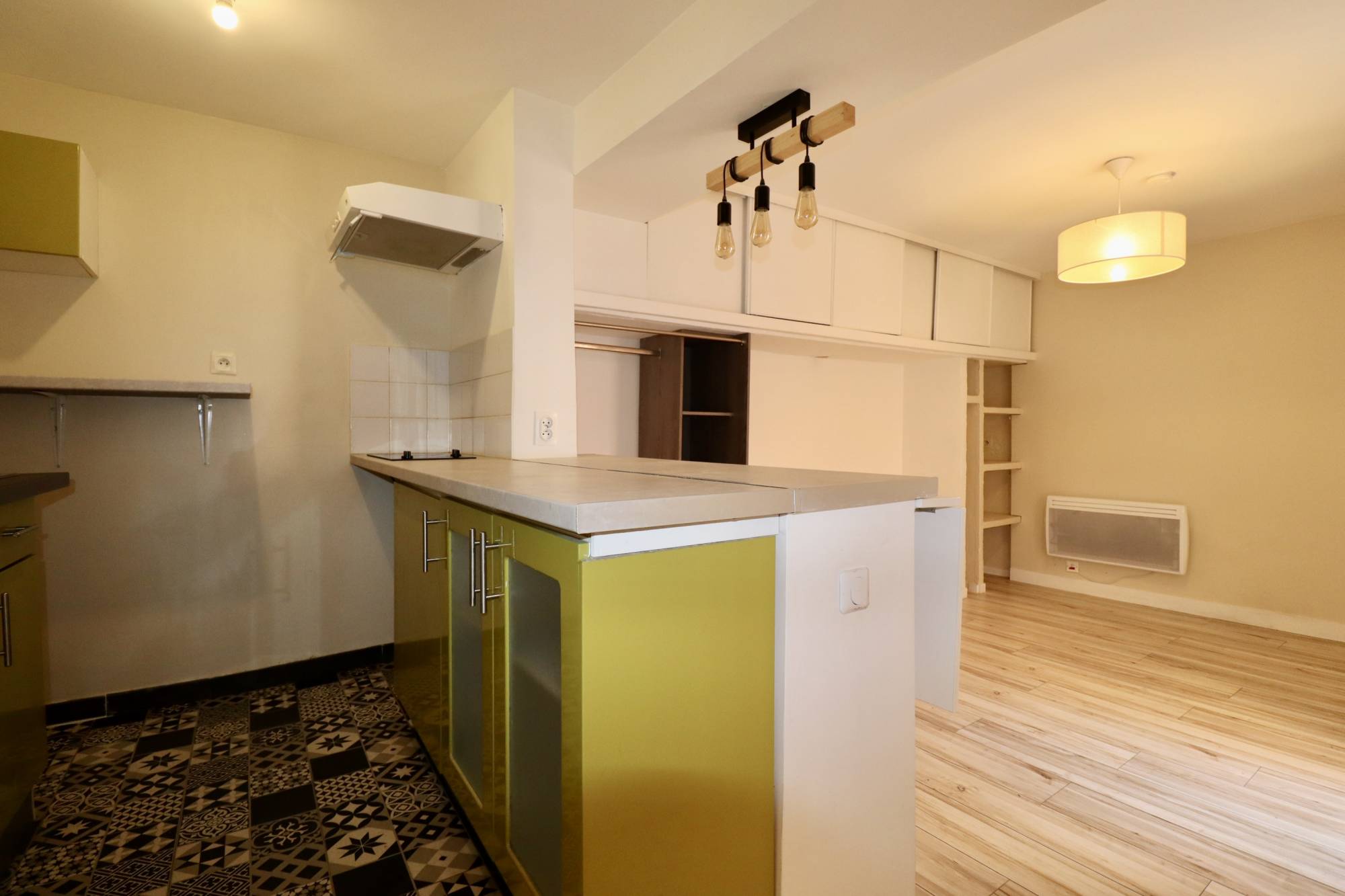 A vendre dans bel immeuble atypique dans le célèbre quartier du Panier appartement 2 pièces idéal pour un investissement locatif 13002 Marseille
