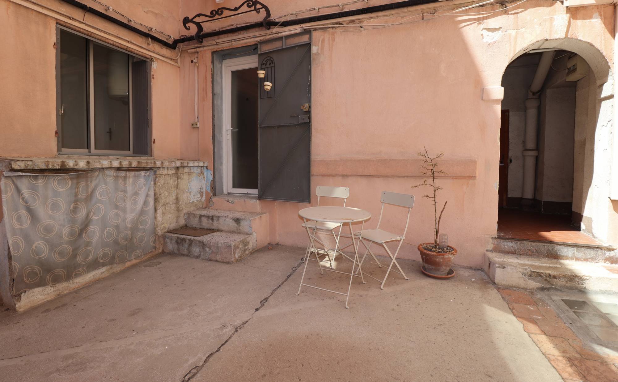 A vendre dans bel immeuble atypique dans le célèbre quartier du Panier appartement 2 pièces idéal pour un investissement locatif 13002 Marseille