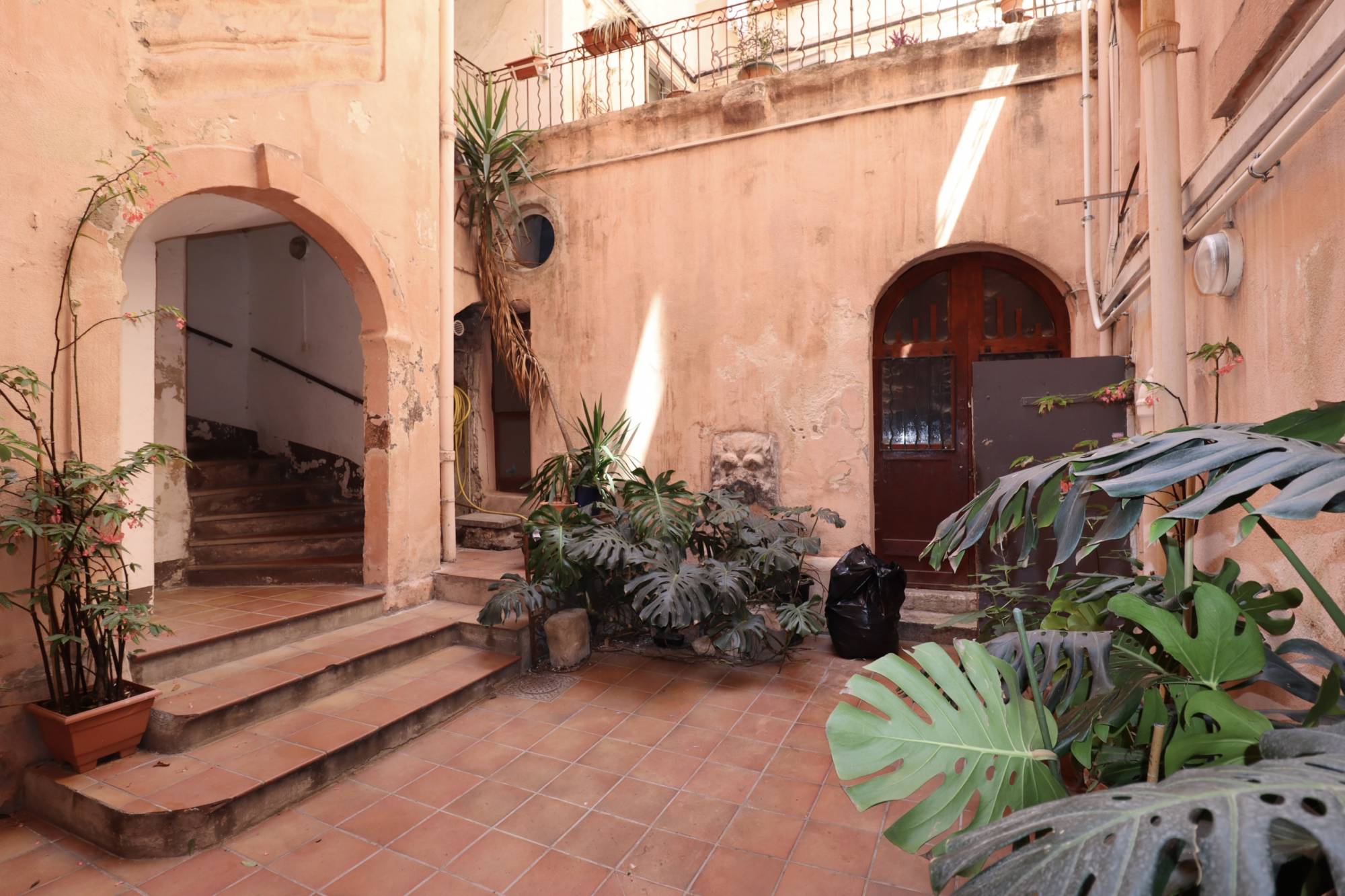 A vendre dans bel immeuble atypique dans le célèbre quartier du Panier appartement 2 pièces idéal pour un investissement locatif 13002 Marseille