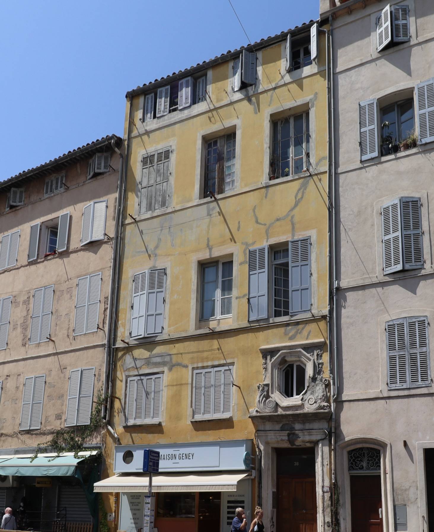 A vendre dans bel immeuble atypique dans le célèbre quartier du Panier appartement 2 pièces idéal pour un investissement locatif 13002 Marseille