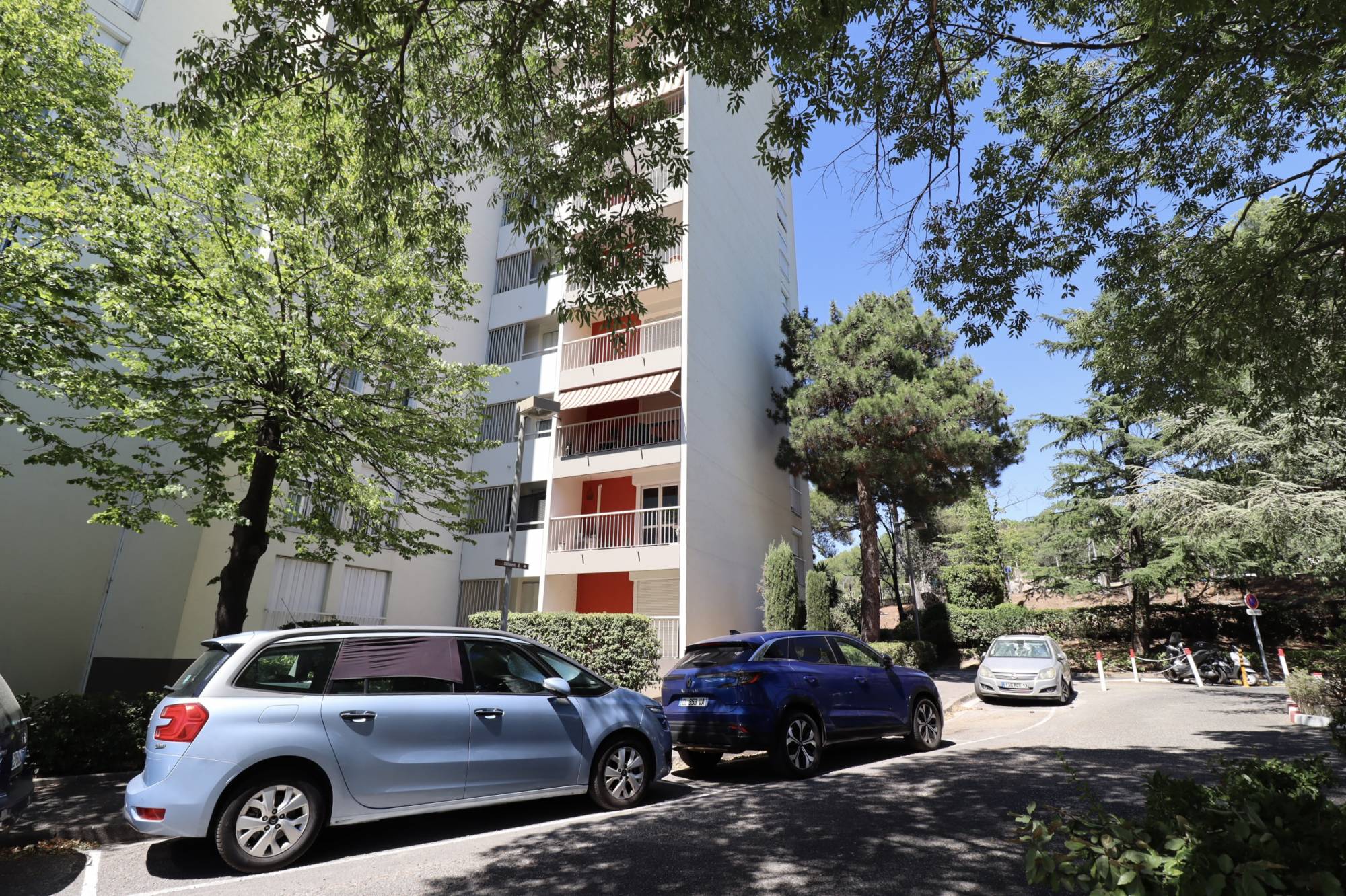 A vendre  appartement 2 pièces à rénover entièrement entre la Pomme et les Caillols 13011 Marseille
