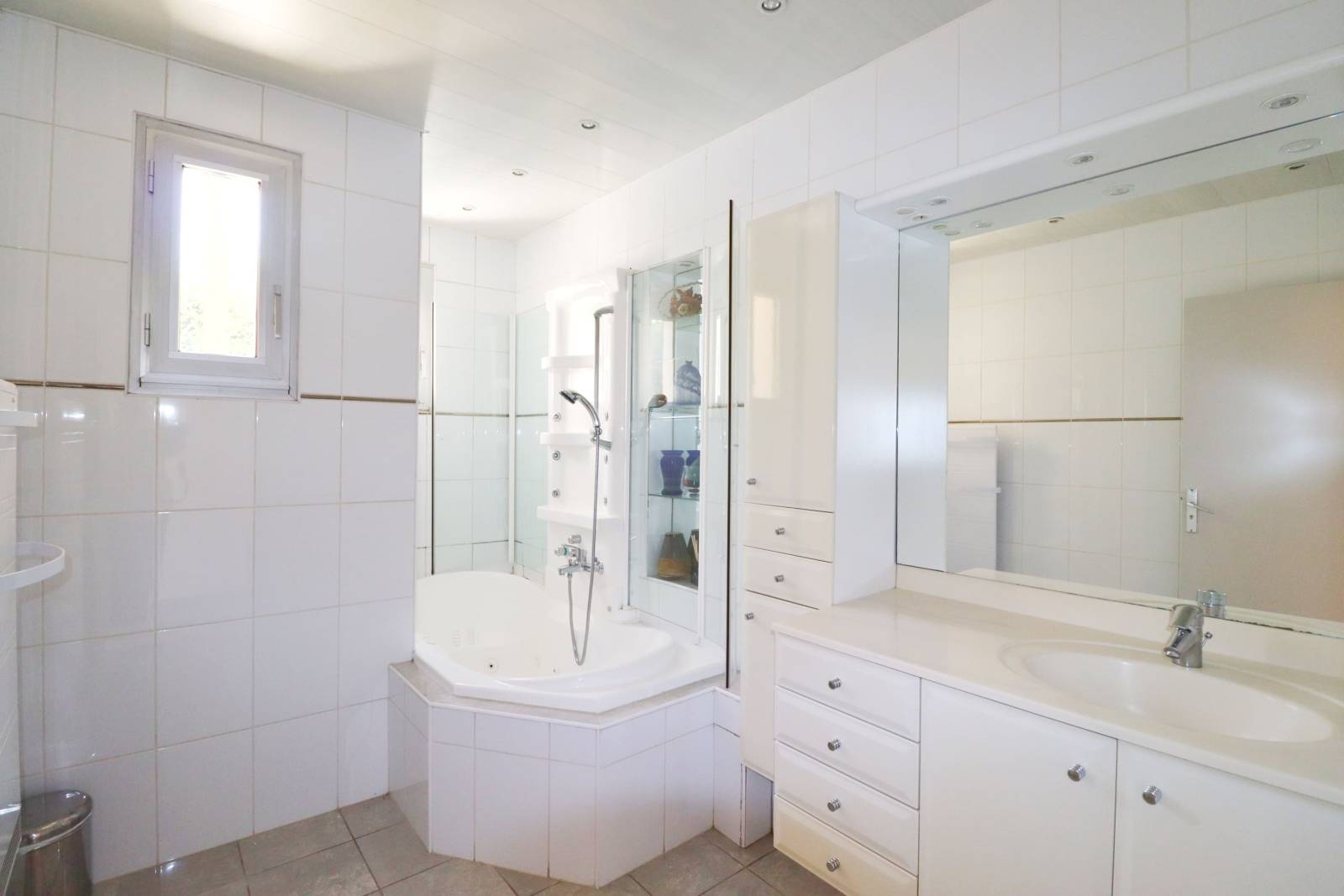 A vendre belle villa de 4 chambres proche du centre du village de plan de cuques (13380)