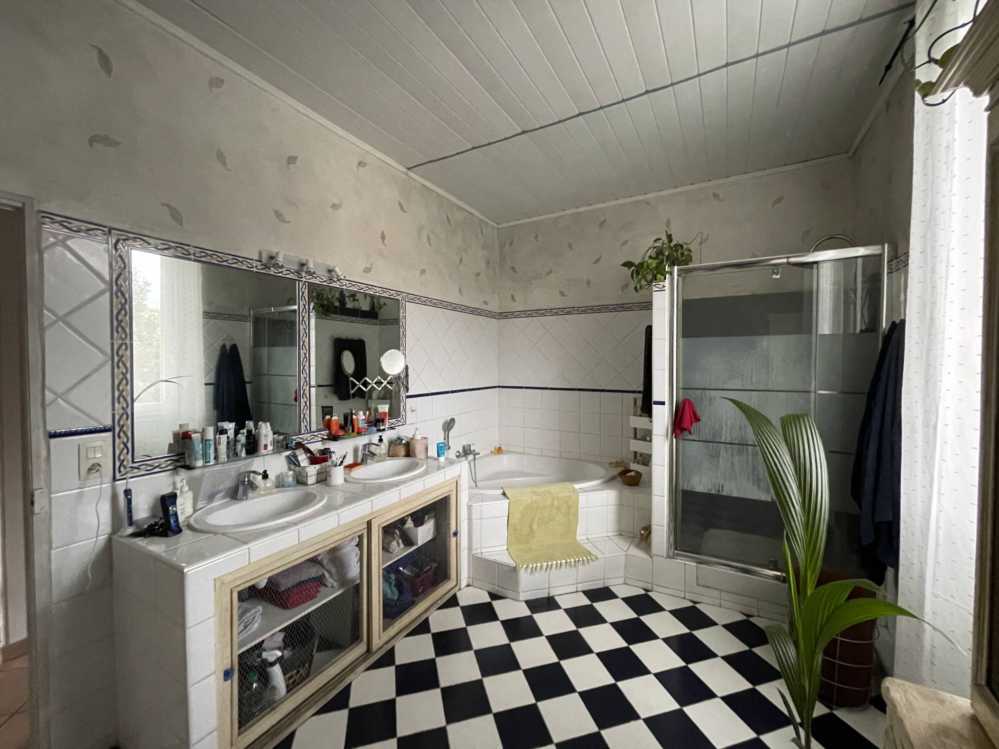 Rare à la vente, villa avec jardin, garages et piscine - Village de Bois Luzy 13012 Marseille
