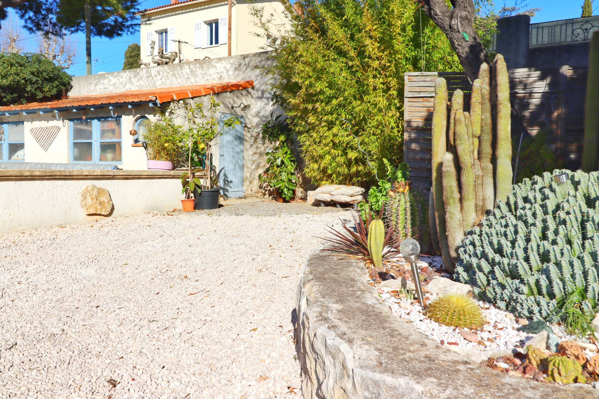 Rare à la vente, villa avec jardin, garages et piscine - Village de Bois Luzy 13012 Marseille