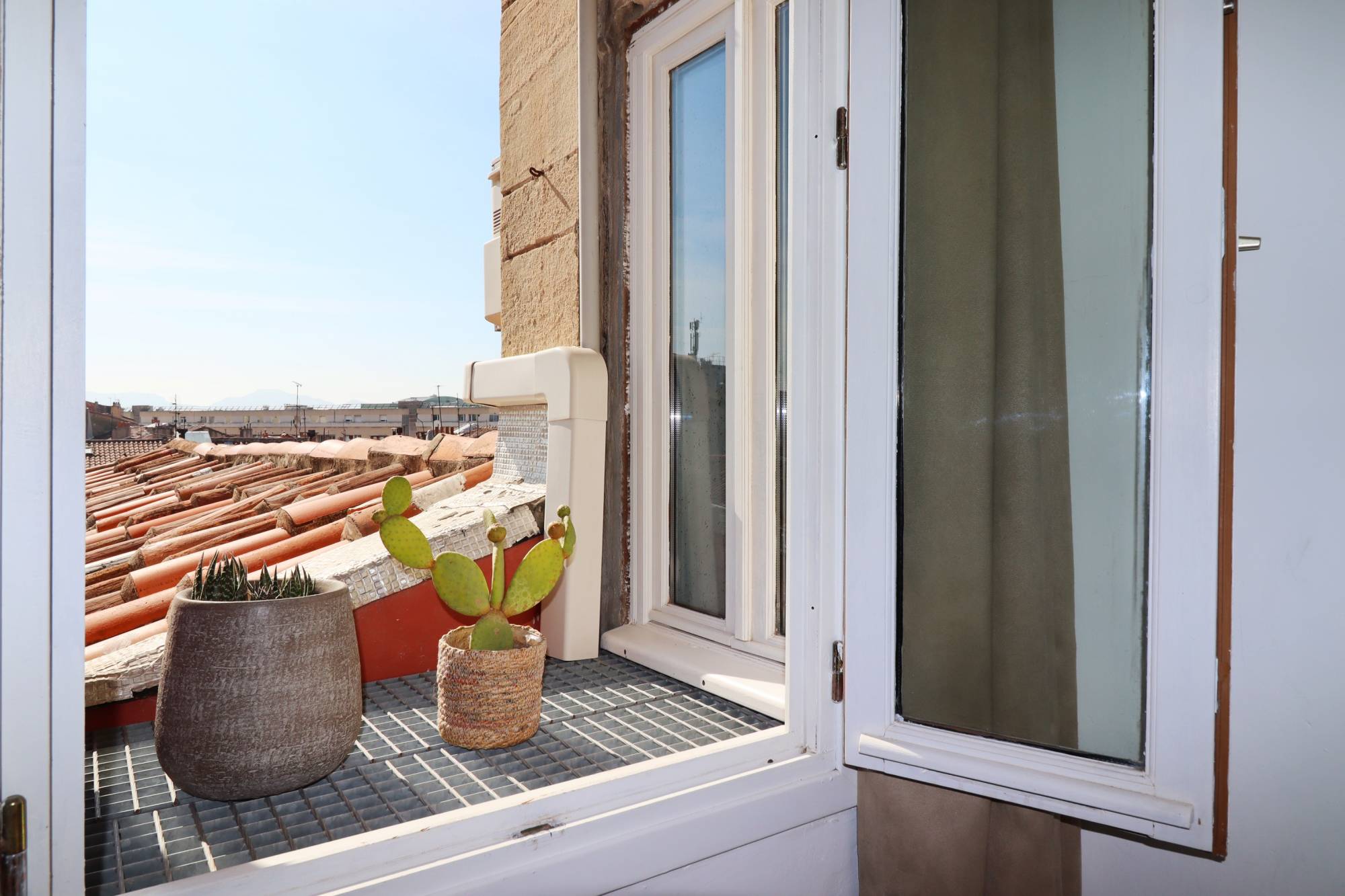 A vendre quartier de Lodi, proche des commerces et des transports, dans bel immeuble bien entretenu avec partie commune rénovée, en 4ème étage sans ascenseur, appartement 2 / 3 pièces de 34.88 m².