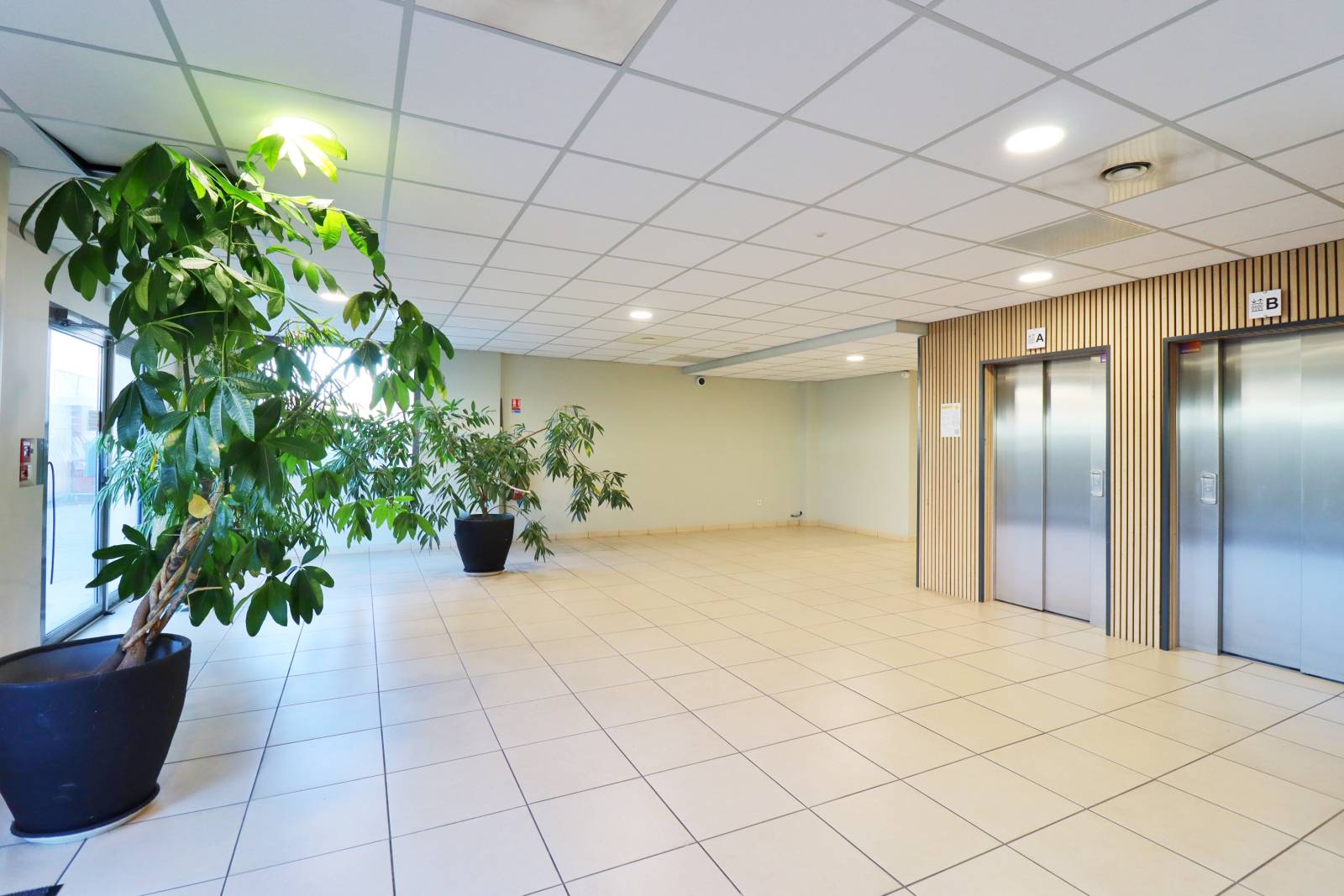  À VENDRE – Ensemble de bureaux professionnels – Marseille 3e – 485,83 m² Carrez