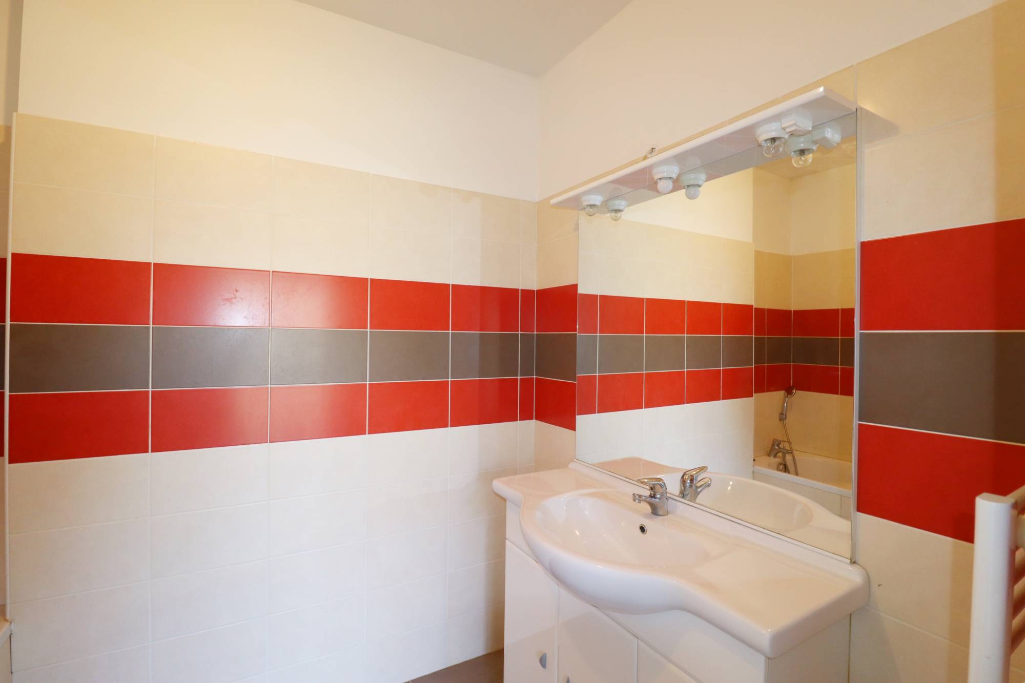 A vendre maison de 4 chambres  en R+1 avec jardin et garage proche du village des caillols 13012 Marseille