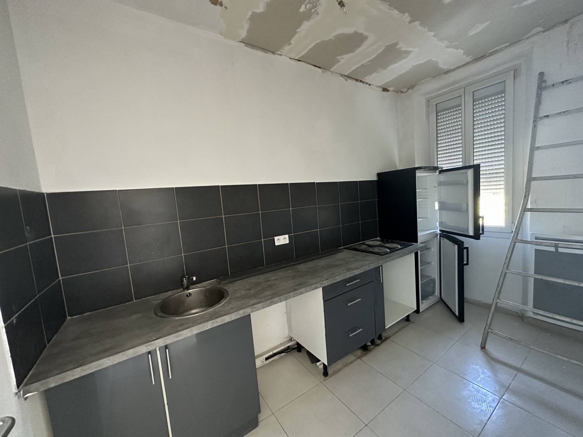 Immeuble de rapport avec local professionnel et  places de parking Capelette 13010 Marseille