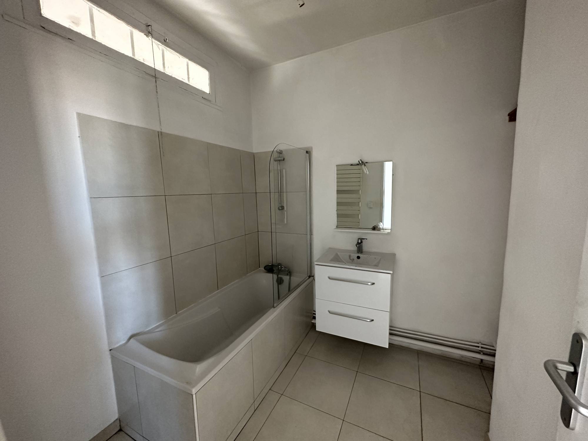 Immeuble de rapport avec local professionnel et  places de parking Capelette 13010 Marseille