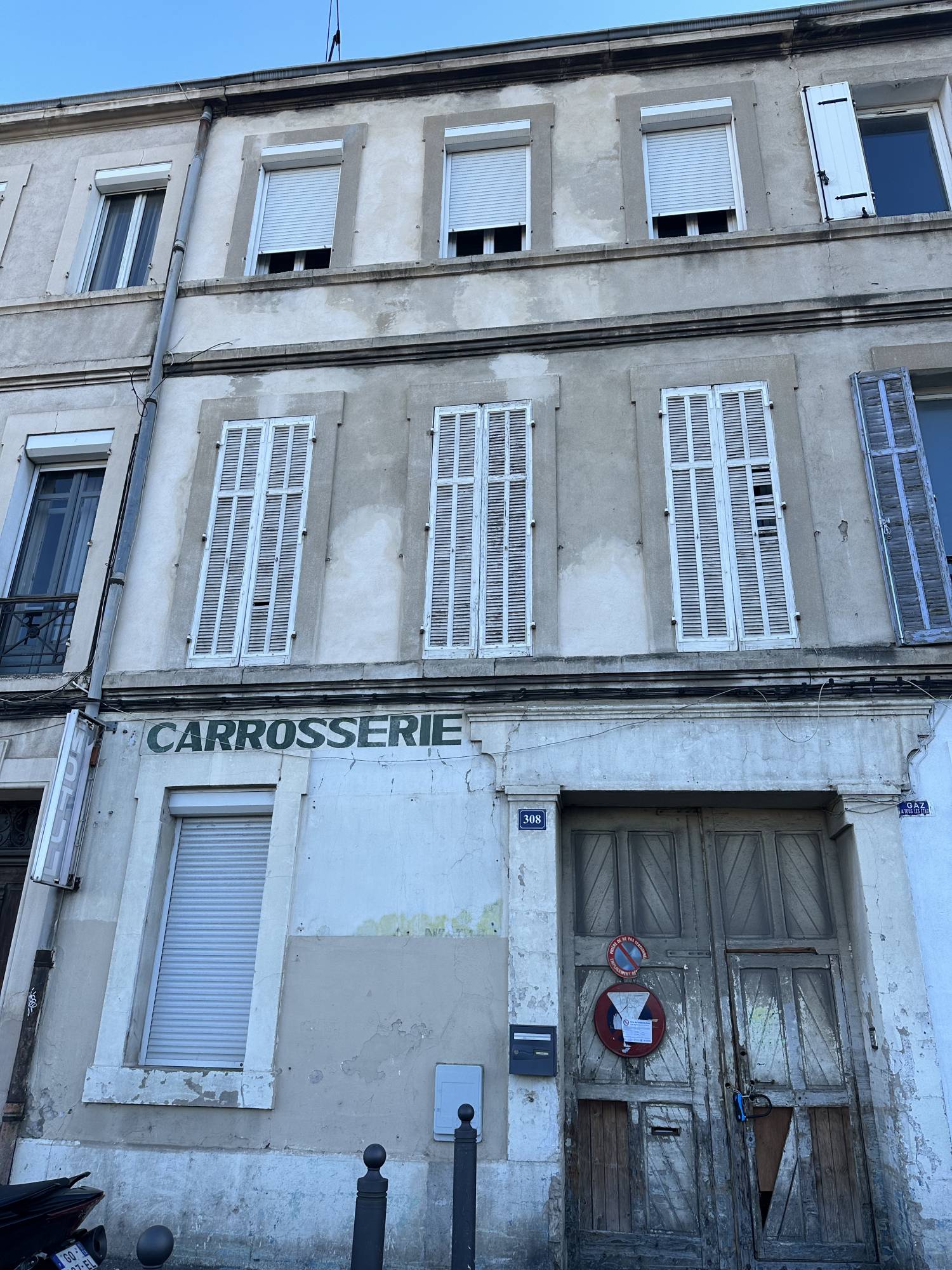 Immeuble de rapport avec local professionnel et  places de parking Capelette 13010 Marseille