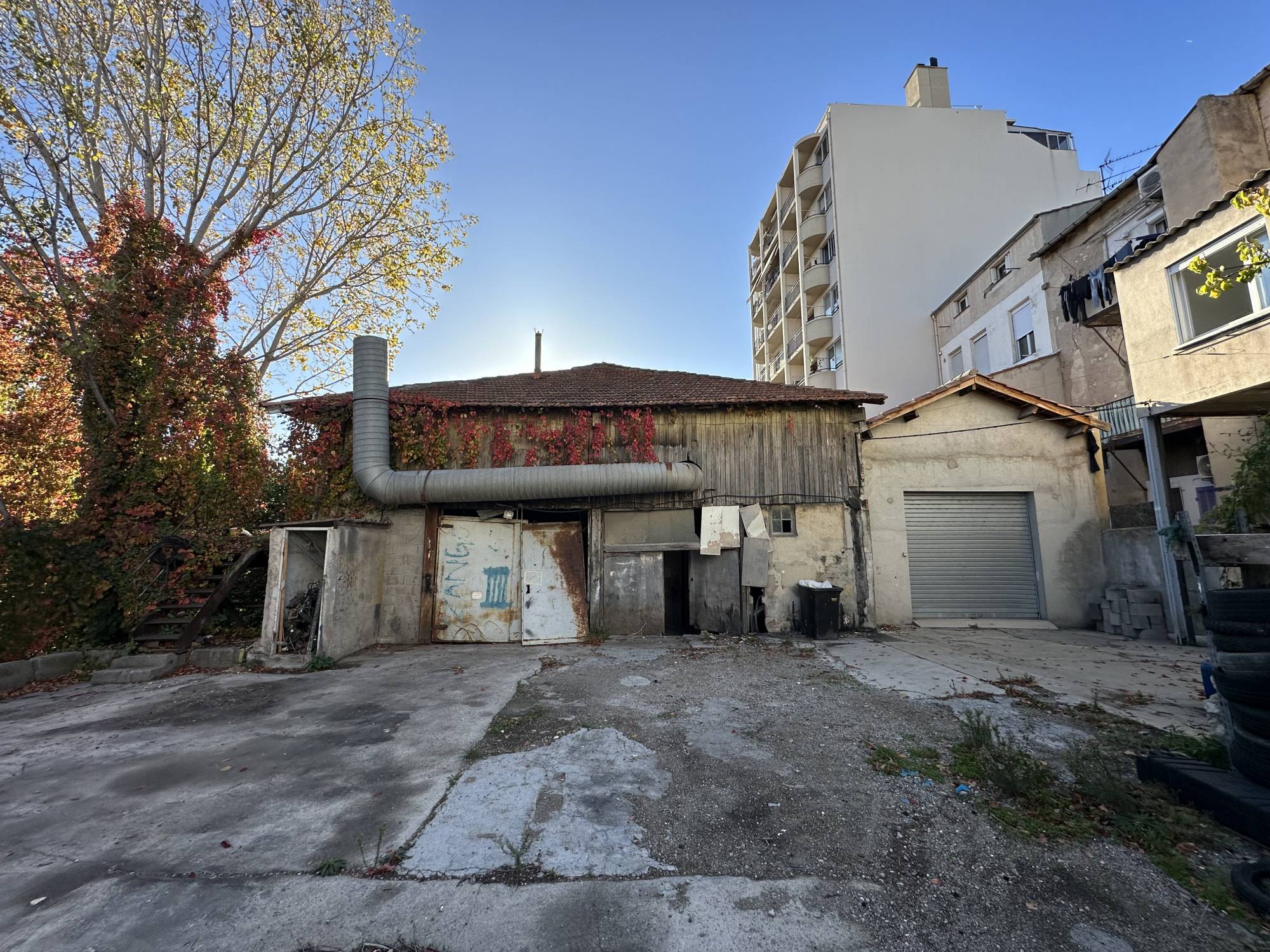 Immeuble de rapport avec local professionnel et  places de parking Capelette 13010 Marseille