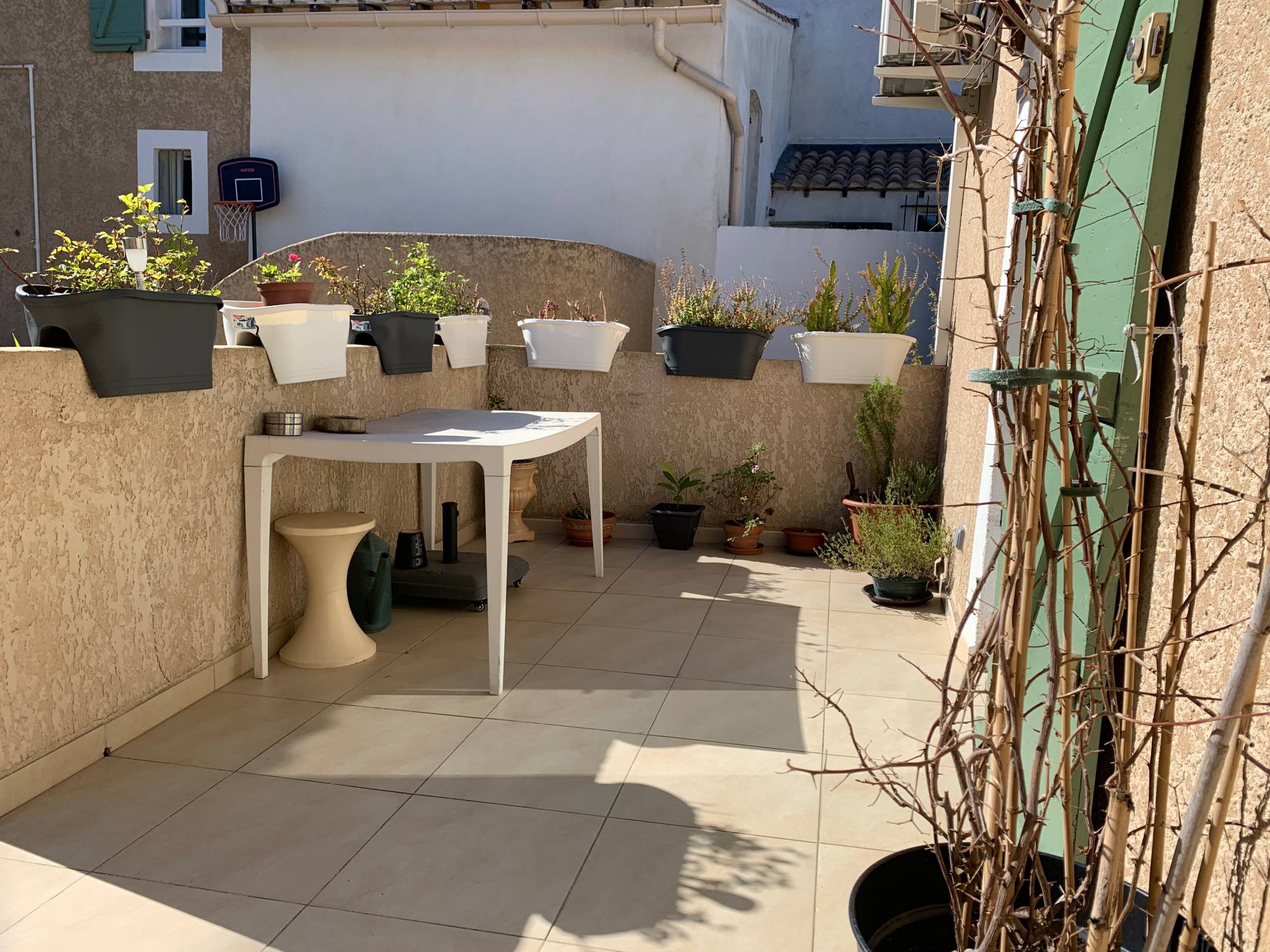 Terrasse privative pour cette maison de village niché au calme à quelques minutes du village de Saint Barnabé