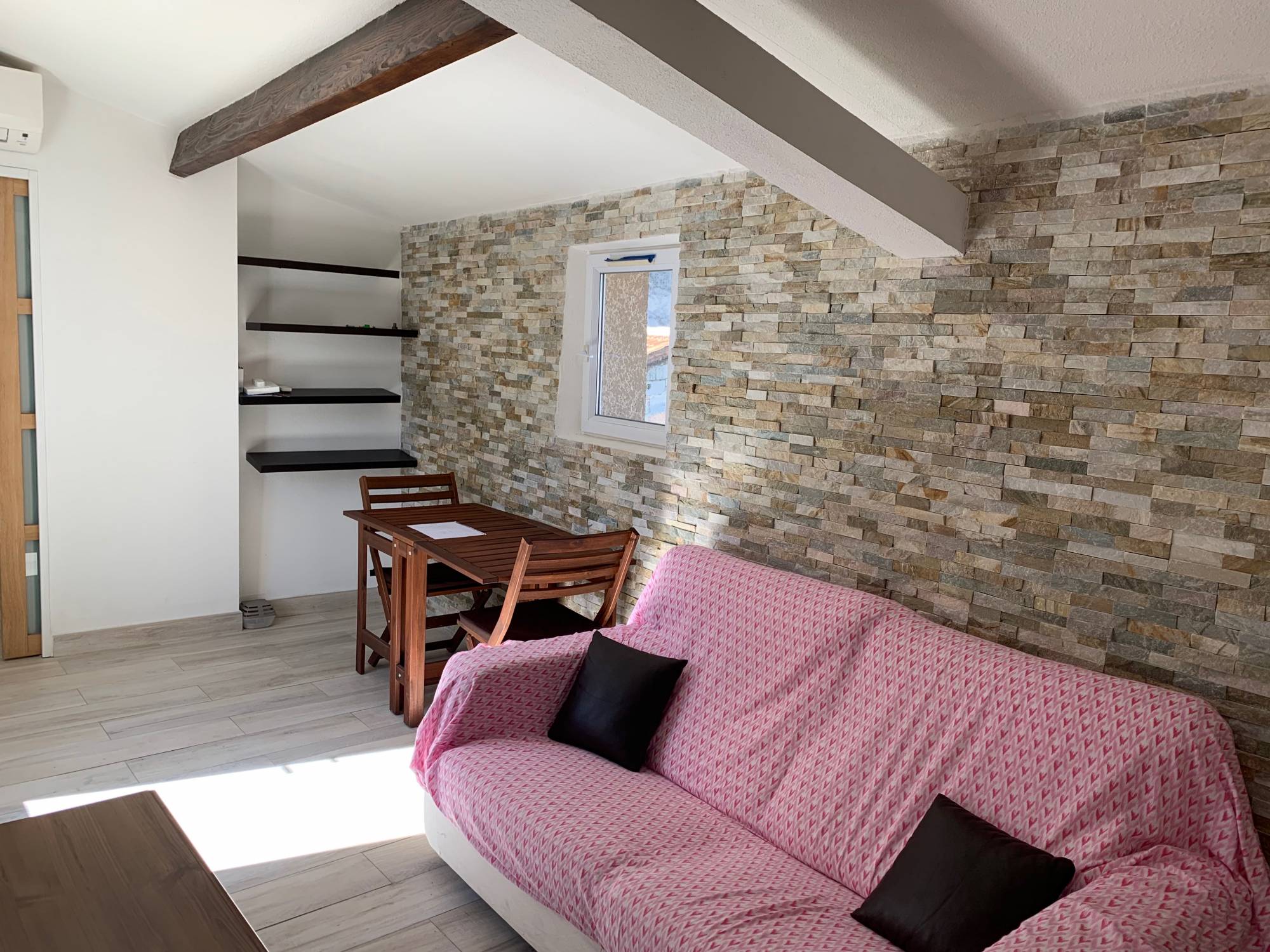 vente maison de villlage bois luzy 13012 Marseille séjour lumineux et entièrement rénové avec poutre au plafond