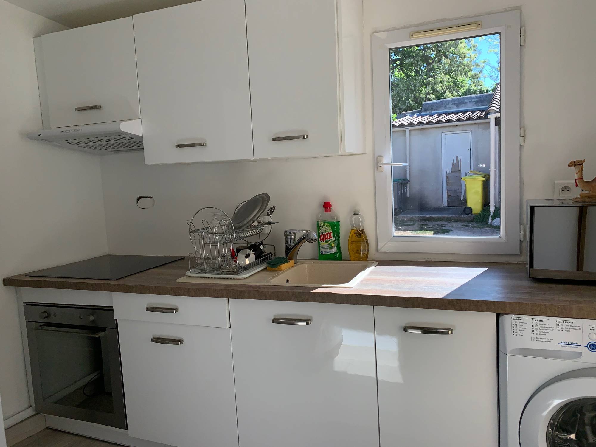 vente maison de village 13012 Bois Luzy cuisine équipée avec fenêtre