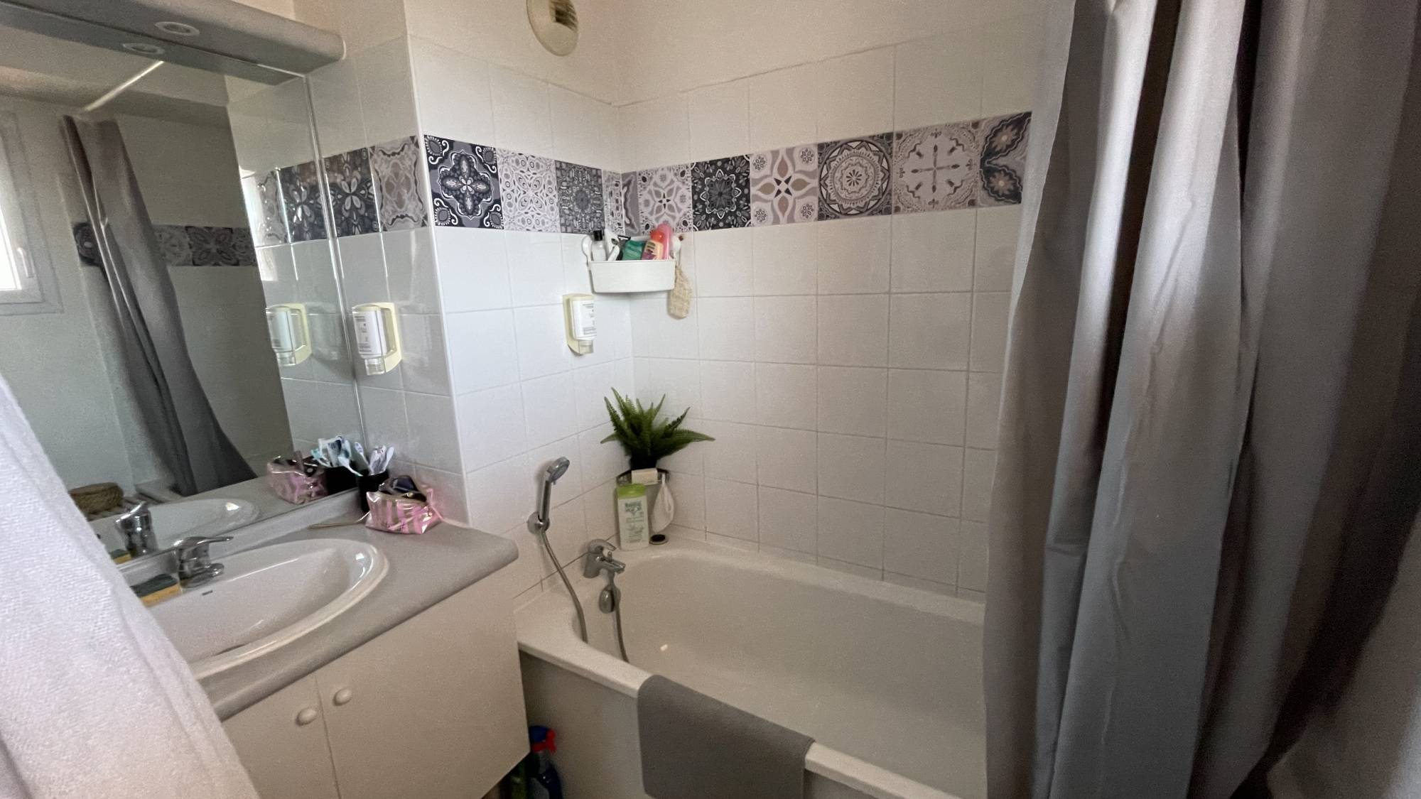 A vendre appartement en duplex avec terrasse et place de parking privative village de plan de cuques  (13380)