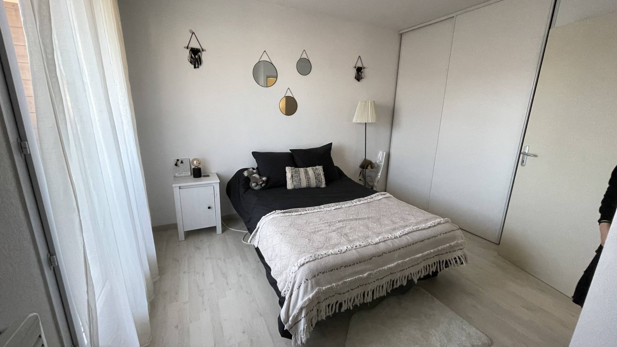 A vendre appartement en duplex avec terrasse et place de parking privative village de plan de cuques  (13380)
