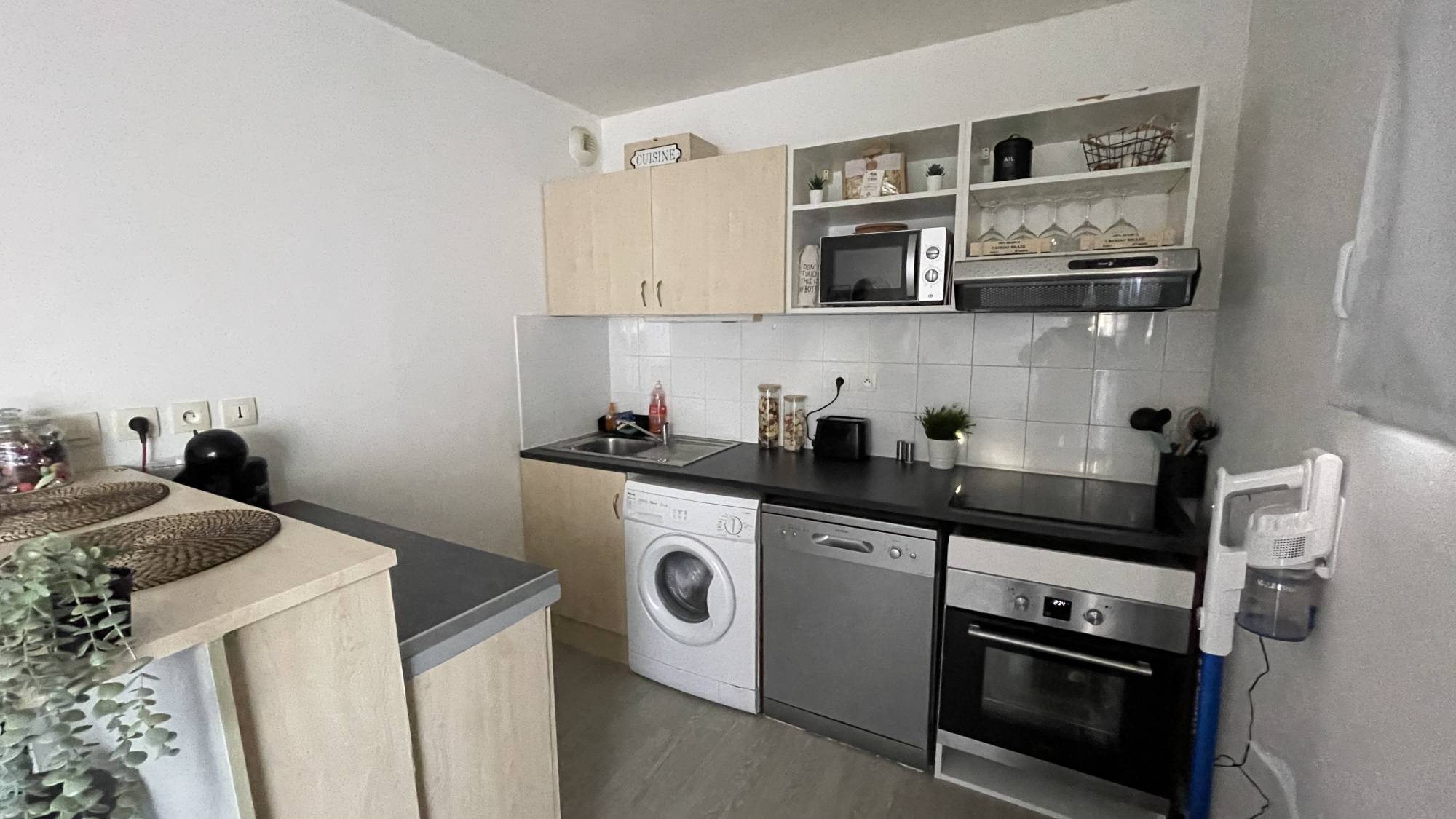 A vendre appartement en duplex avec terrasse et place de parking privative village de plan de cuques  (13380)