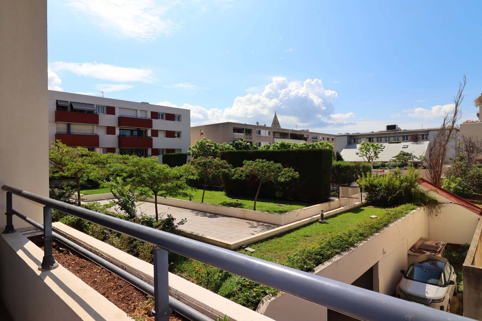 L'agence immobilière provencia vous propose à l'achat, pour un investissement un appartement 3 pièces sur le village de Saint Barnabé.