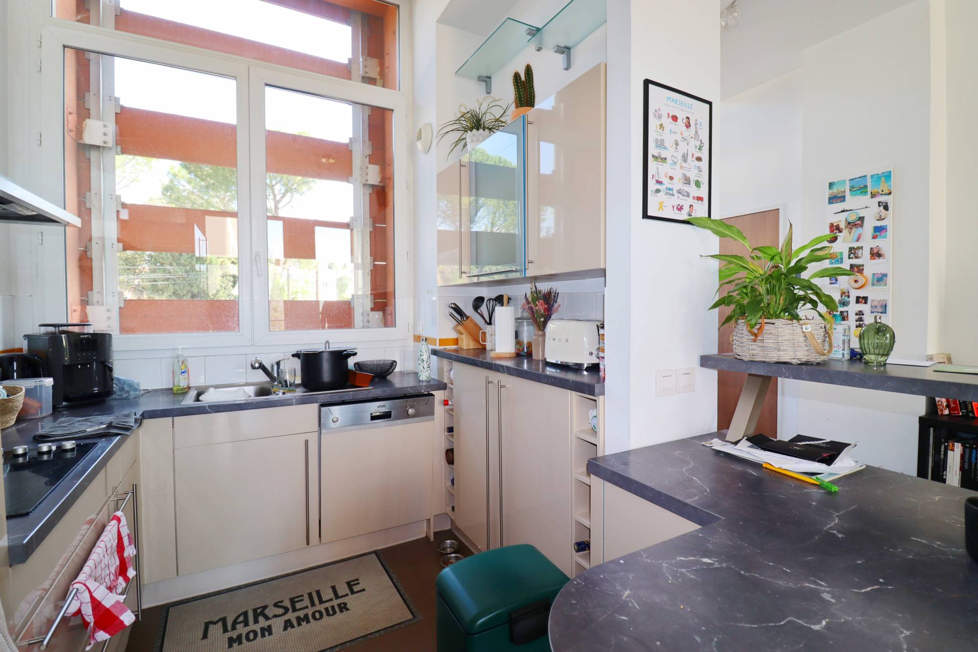 L'agence immobilière provencia vous propose à l'achat, pour un investissement un appartement 3 pièces sur le village de Saint Barnabé.