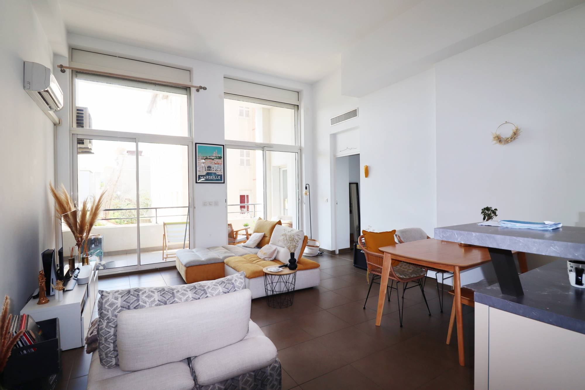 L'agence immobilière provencia vous propose à l'achat, pour un investissement un appartement 3 pièces sur le village de Saint Barnabé.