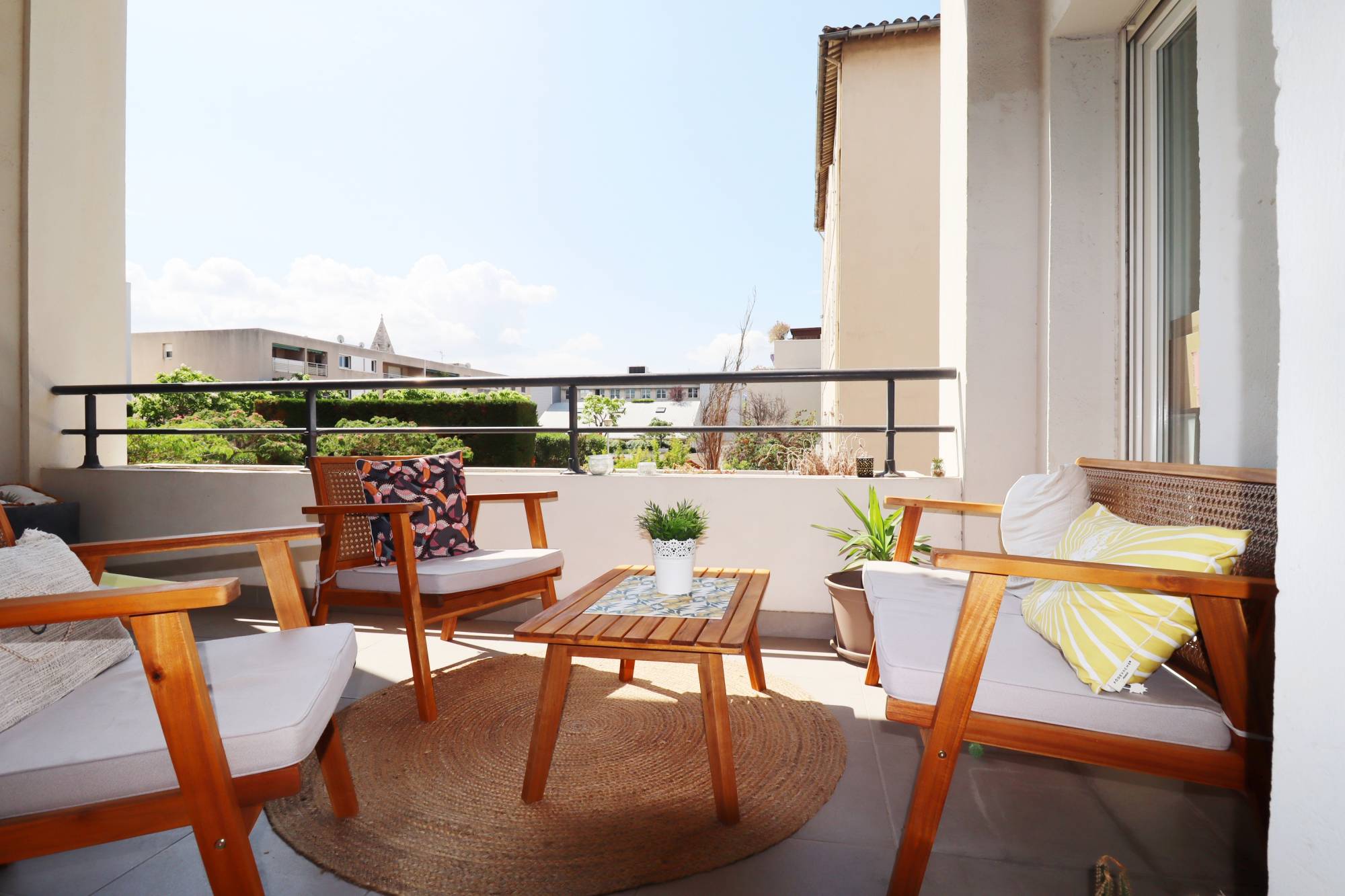 L'agence immobilière provencia vous propose à l'achat, pour un investissement un appartement 3 pièces sur le village de Saint Barnabé.
