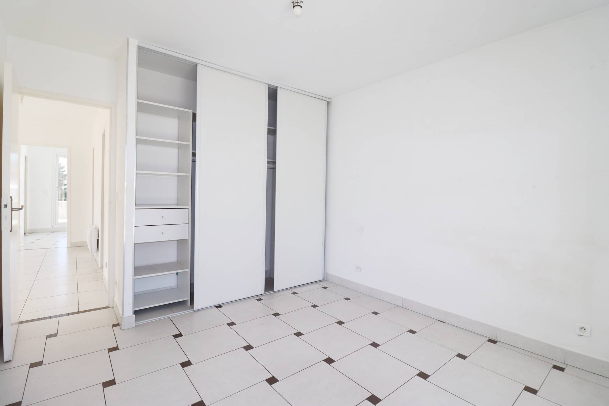 chambre avec placard A vendre maison de type 5  avec jardin et piscine entre Saint Julien et Beaumont 13012 Marseille