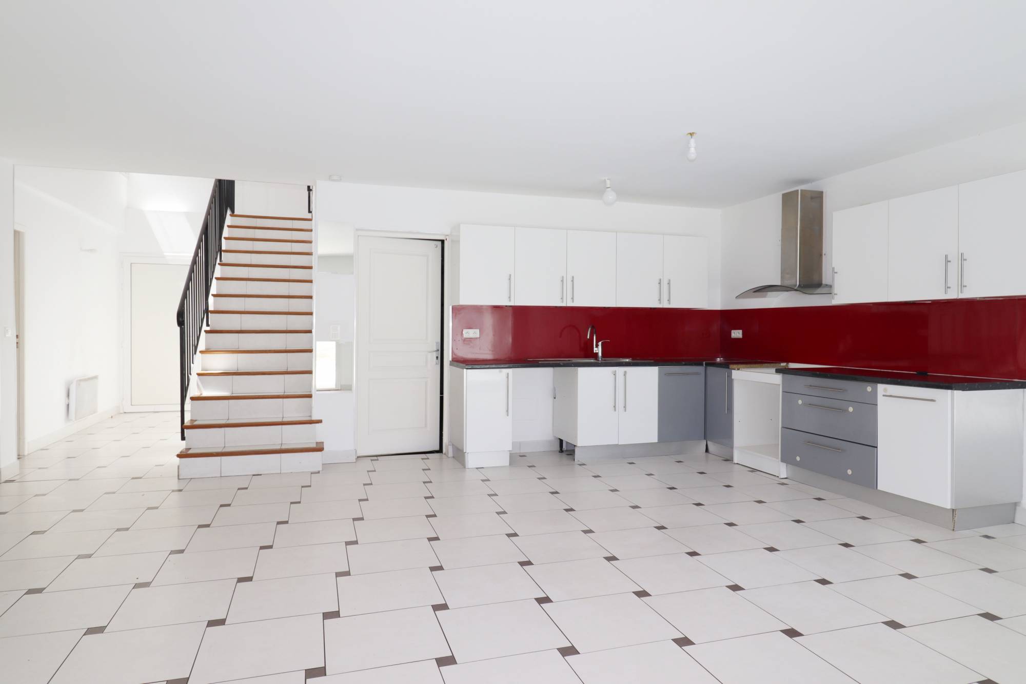 séjour cuisine A vendre maison de type 5  avec jardin et piscine entre Saint Julien et Beaumont 13012 Marseille