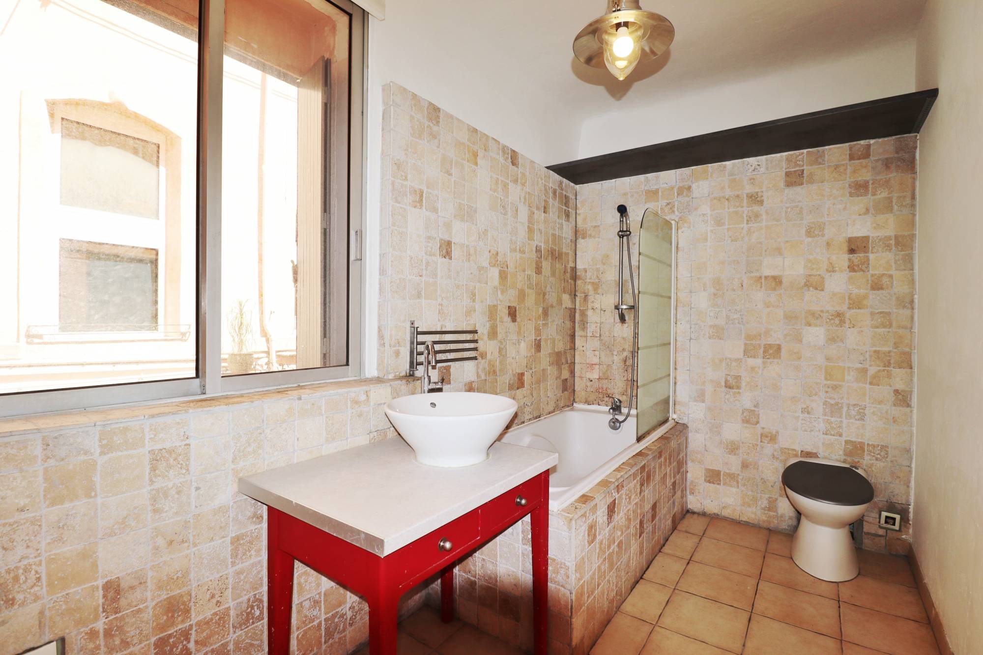 A vendre dans bel immeuble atypique dans le célèbre quartier du Panier appartement 2 pièces idéal pour un investissement locatif 13002 Marseille