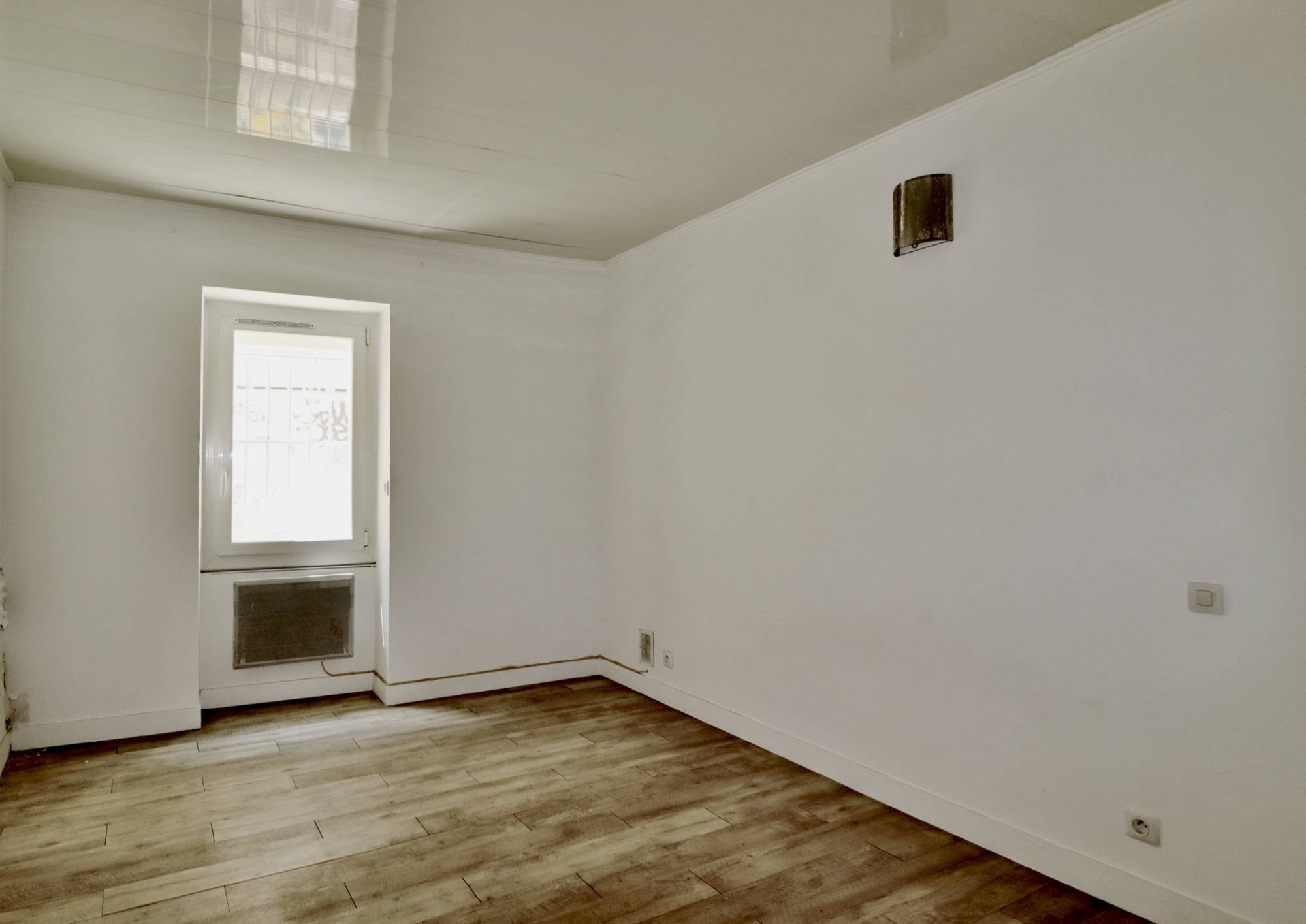 A vendre dans bel immeuble atypique dans le célèbre quartier du Panier appartement 2 pièces idéal pour un investissement locatif 13002 Marseille