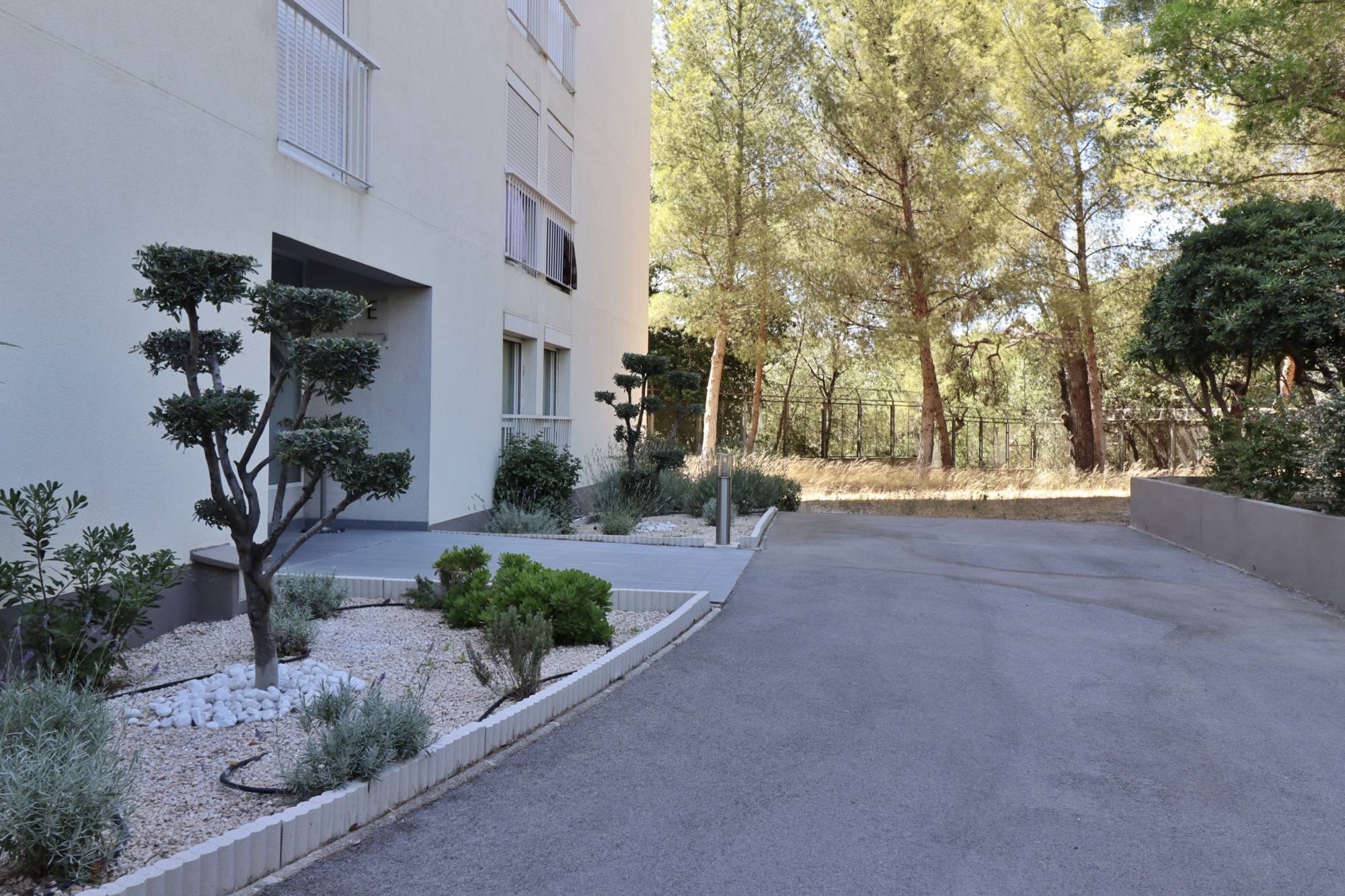 A vendre  appartement 2 pièces à rénover entièrement entre la Pomme et les Caillols 13011 Marseille