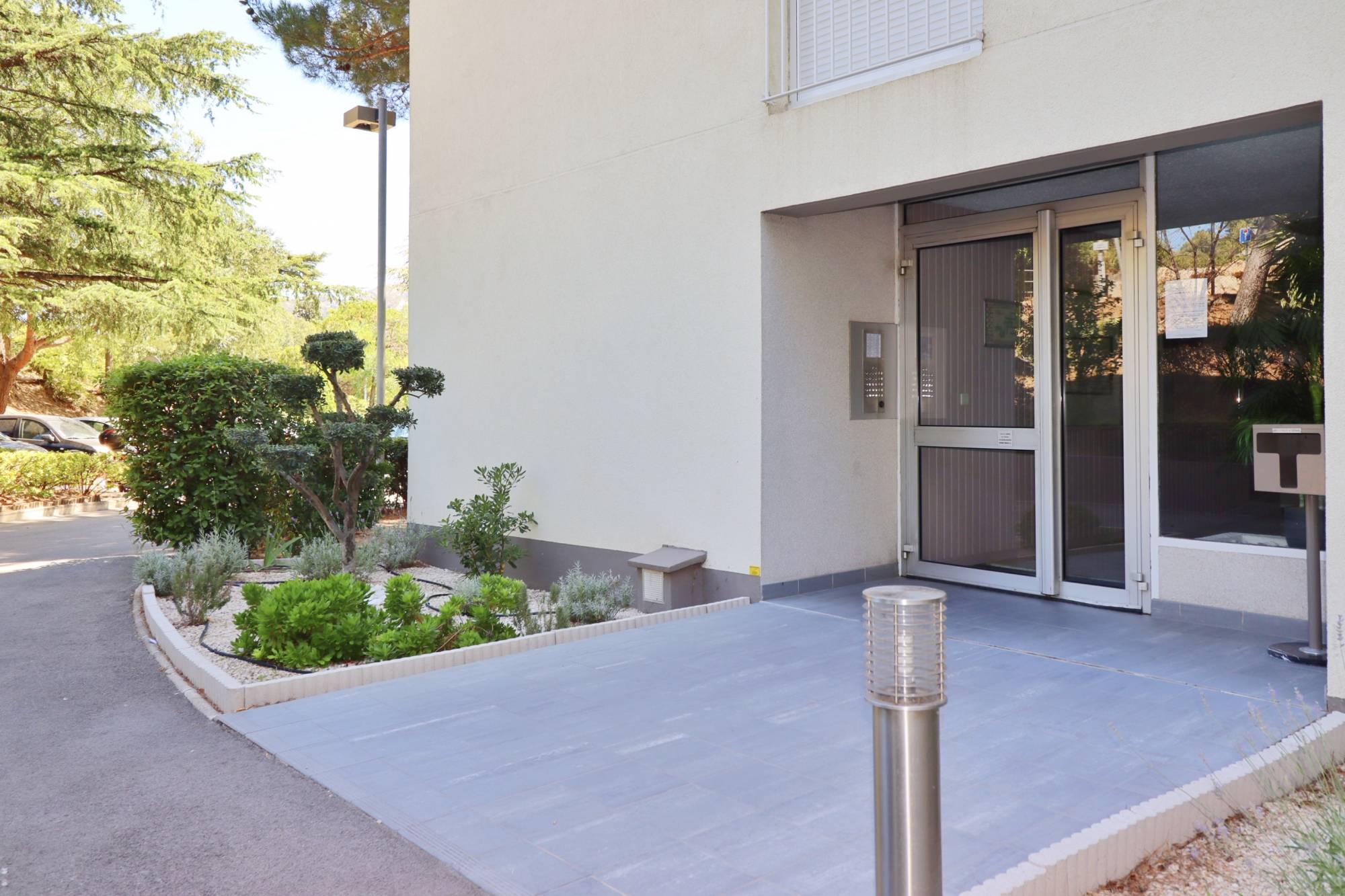 A vendre  appartement 2 pièces à rénover entièrement entre la Pomme et les Caillols 13011 Marseille