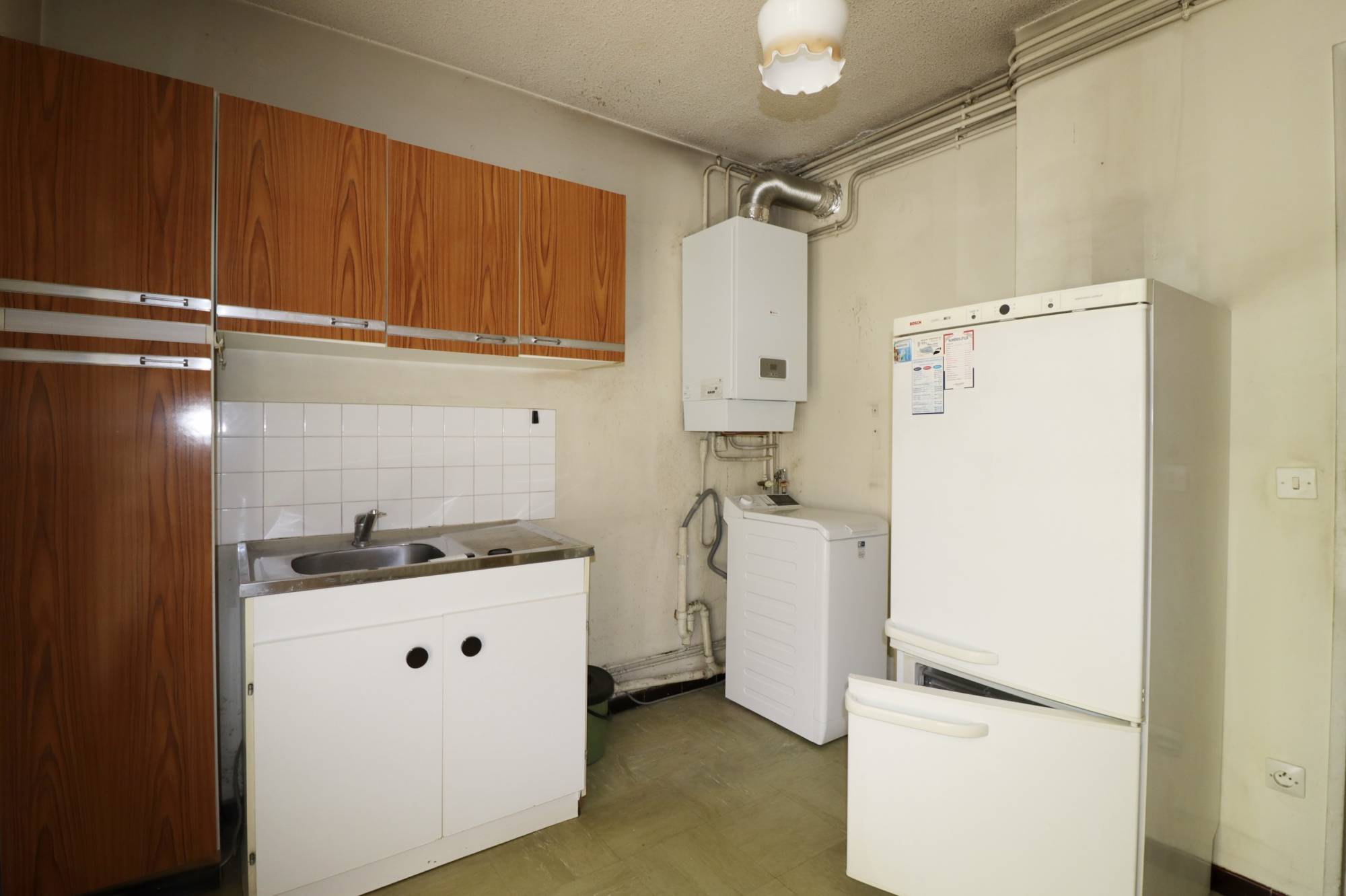 A vendre  appartement 2 pièces à rénover entièrement entre la Pomme et les Caillols 13011 Marseille