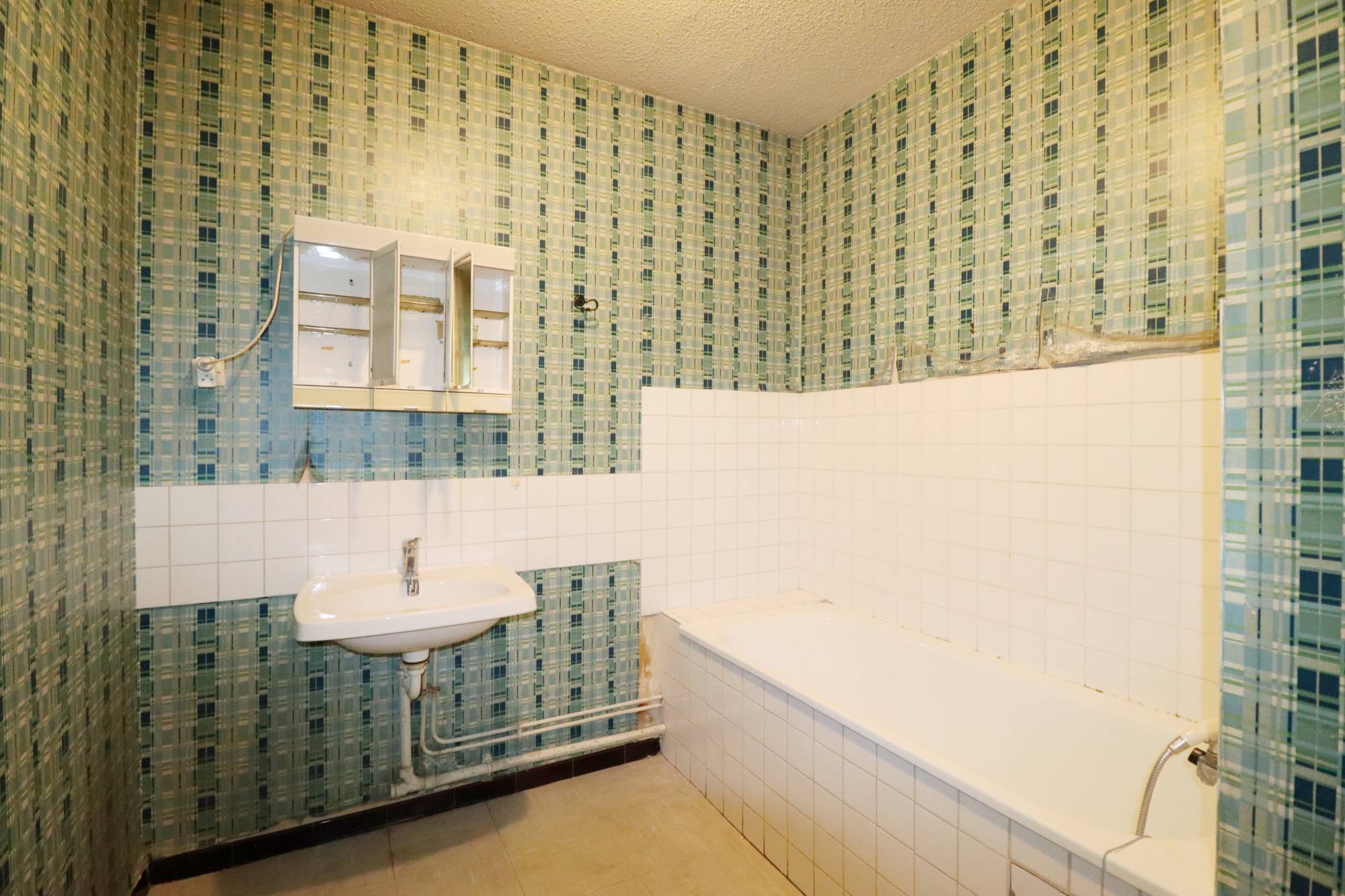 A vendre  appartement 2 pièces à rénover entièrement entre la Pomme et les Caillols 13011 Marseille